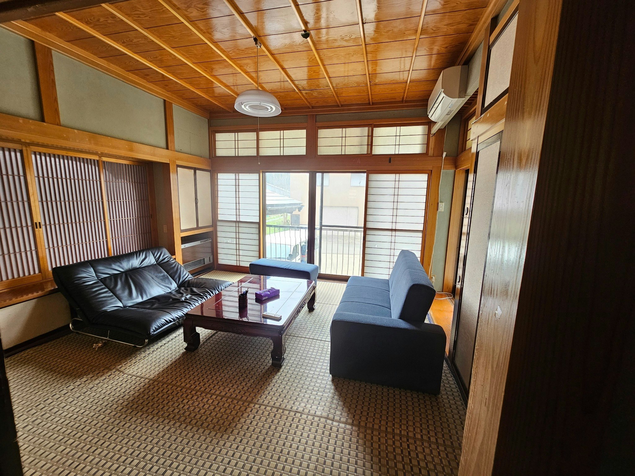 8畳の和室で、遮光カーテン付きです