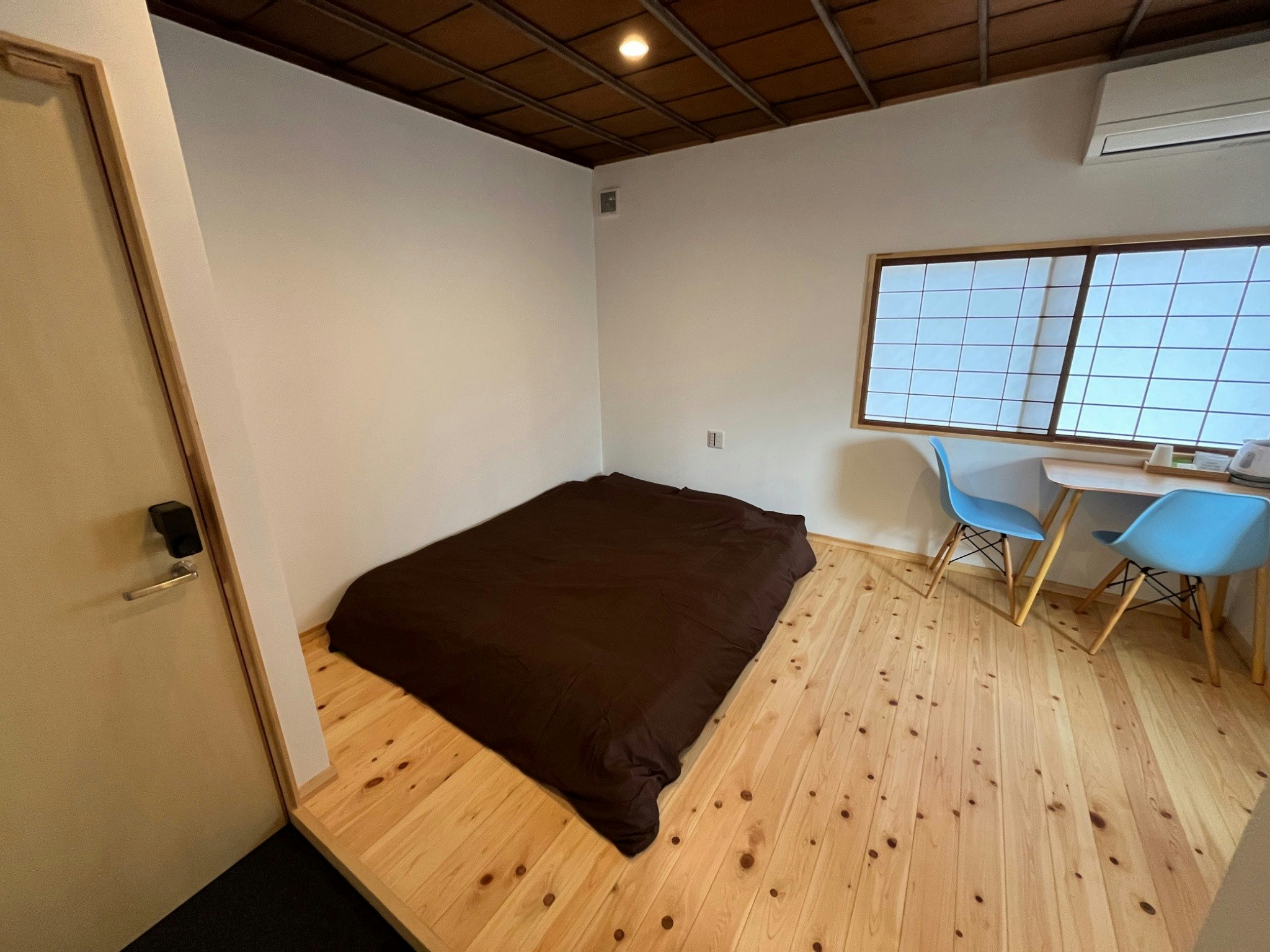 ダブルルーム クイーンベッドバストイレ付き