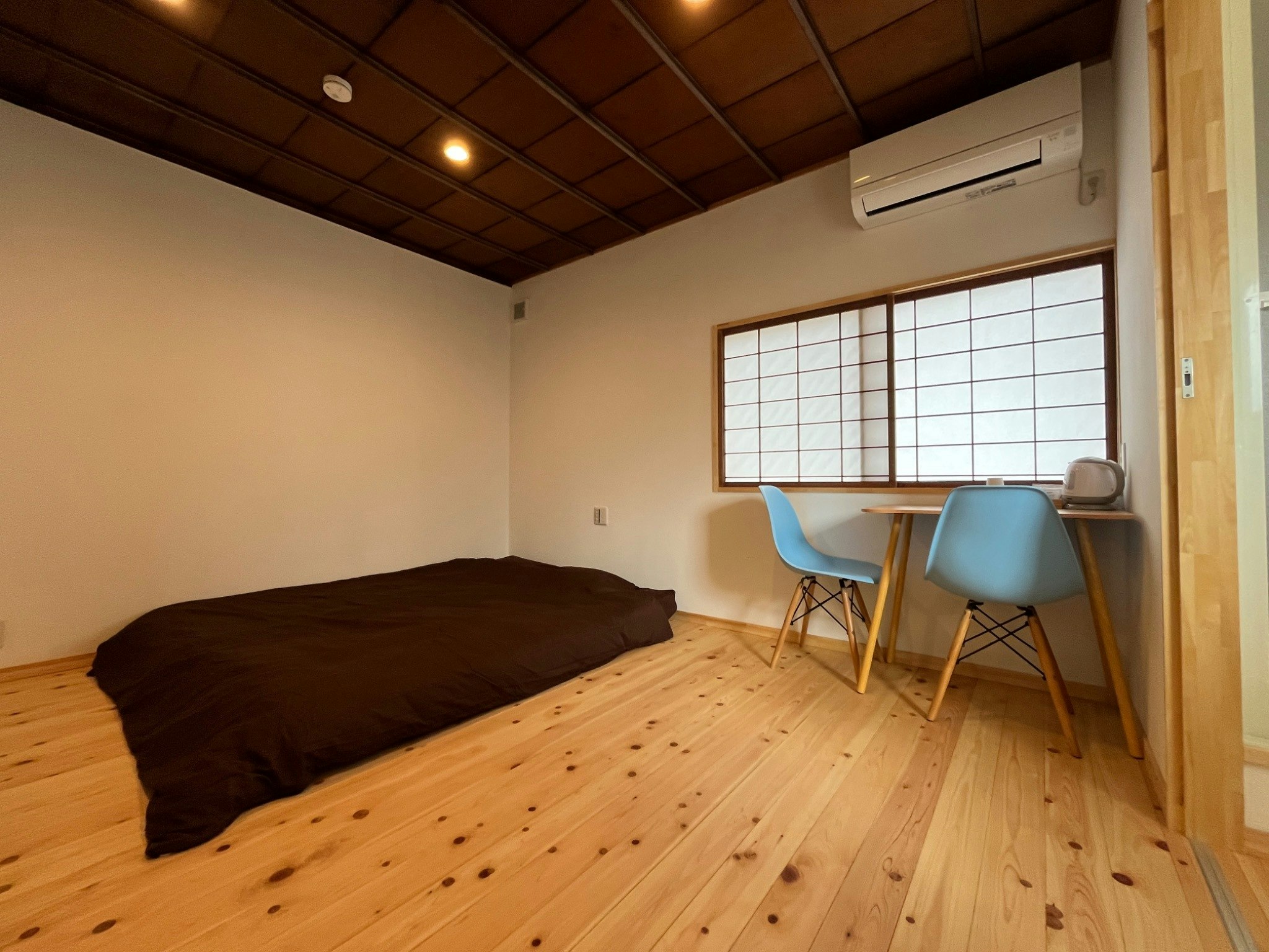 ダブルルーム クイーンベッドバストイレ付き