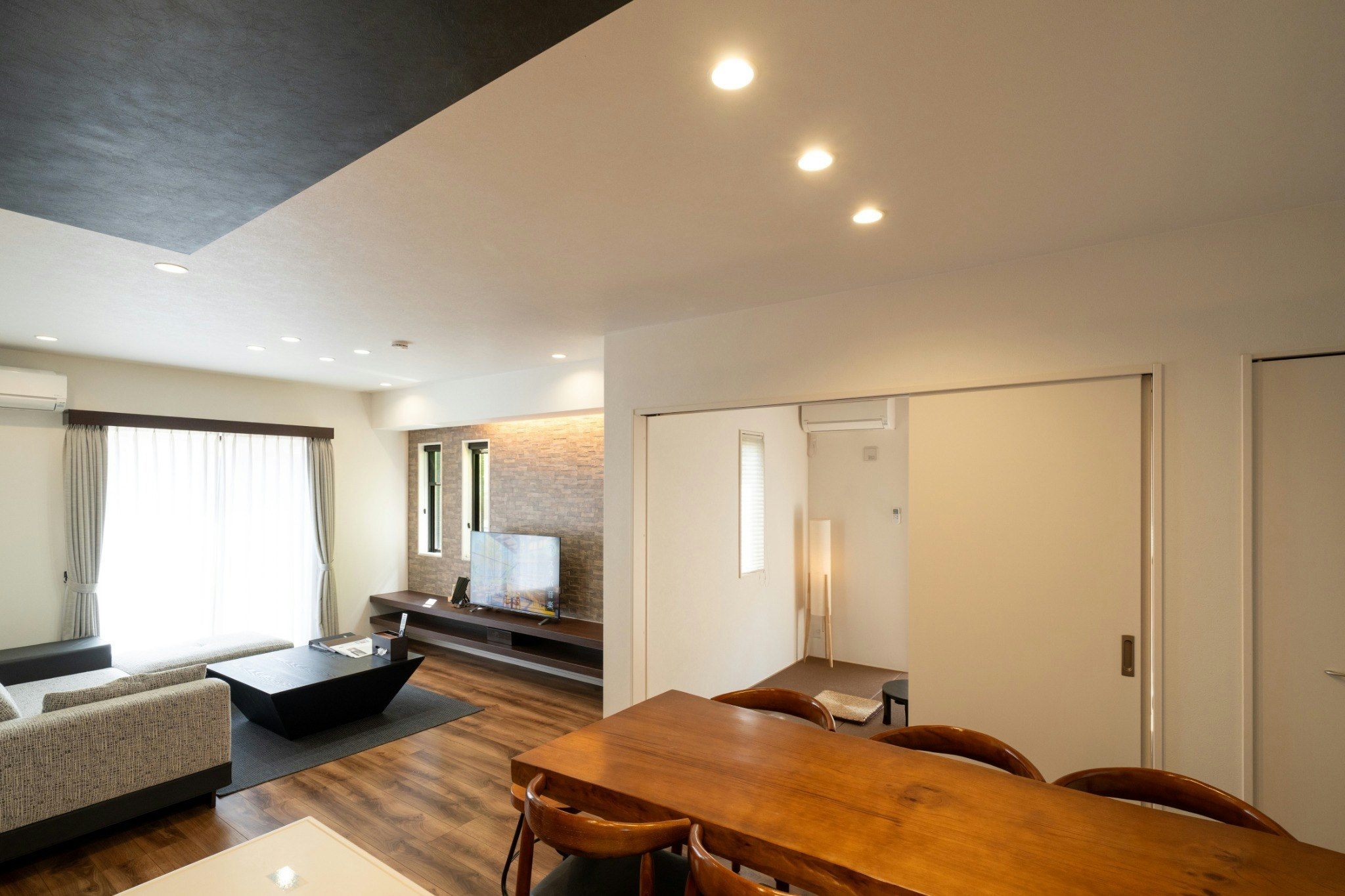 太宰府駅徒歩4分、最大12人、新築の戸建を貸切で滞在、無料駐車場2台 フリーWIFI(梅の由離れ)