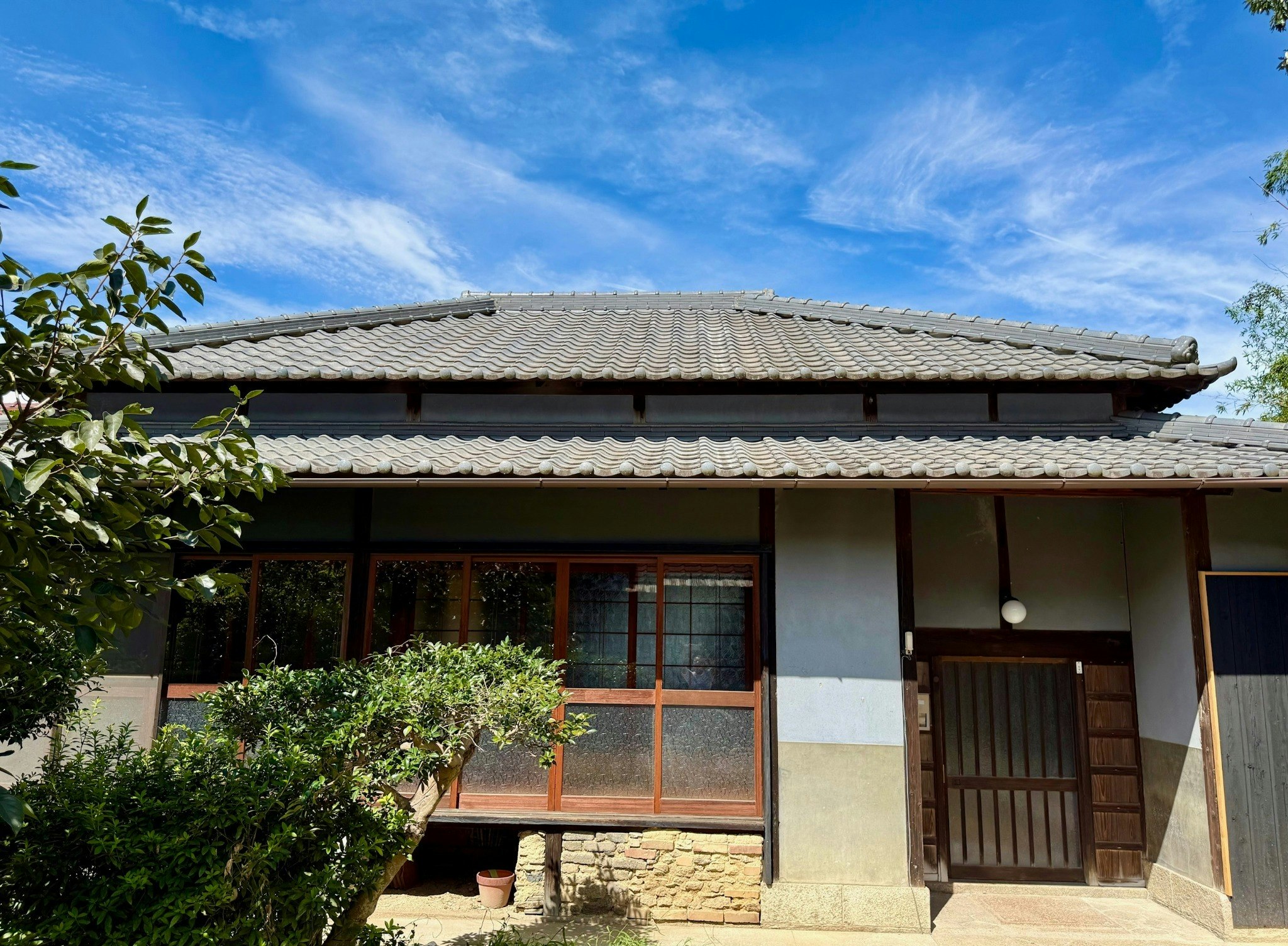 瀬戸内・豊島|静かな集落に佇む一棟貸し宿 「花鳥(あとり)」