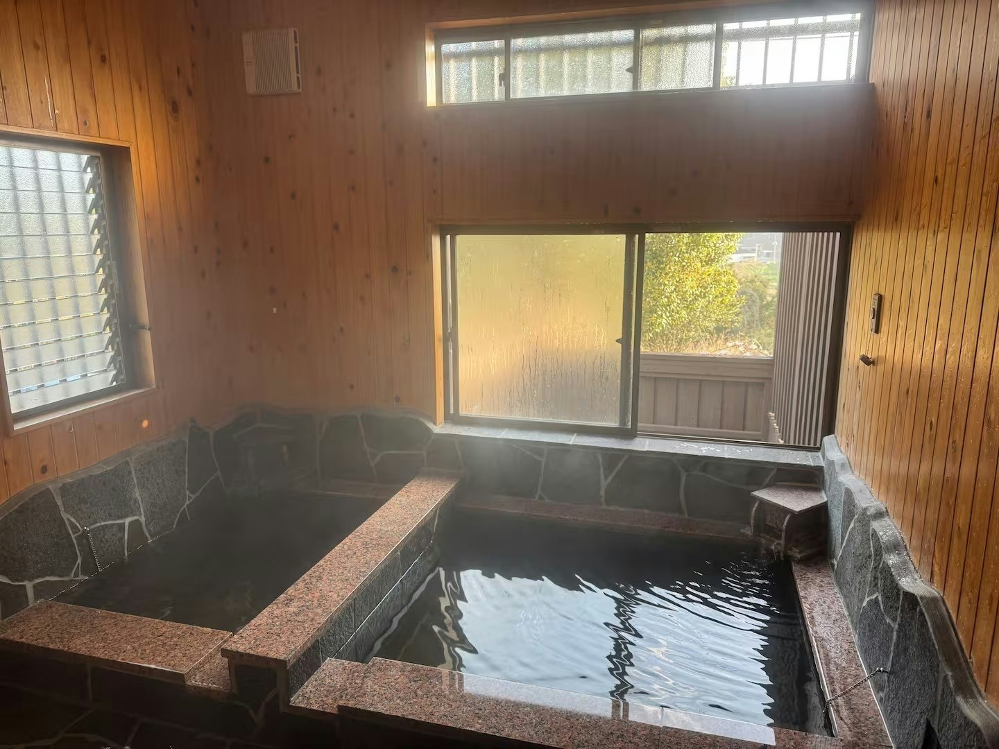 天ヶ瀬の源泉掛け流し温泉、サウナ付き一棟貸切りヴィラ/5名様まで同料金/連泊がお得【~あまやどり~】