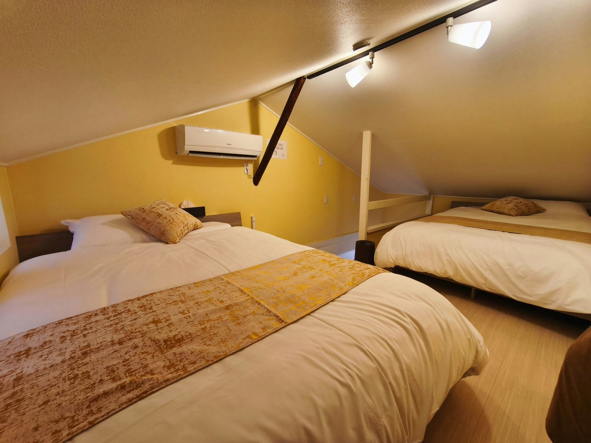 中津駅から徒歩4分の駅近物件。町に溶け込む一軒家で、暮らすように泊まる滞在体験