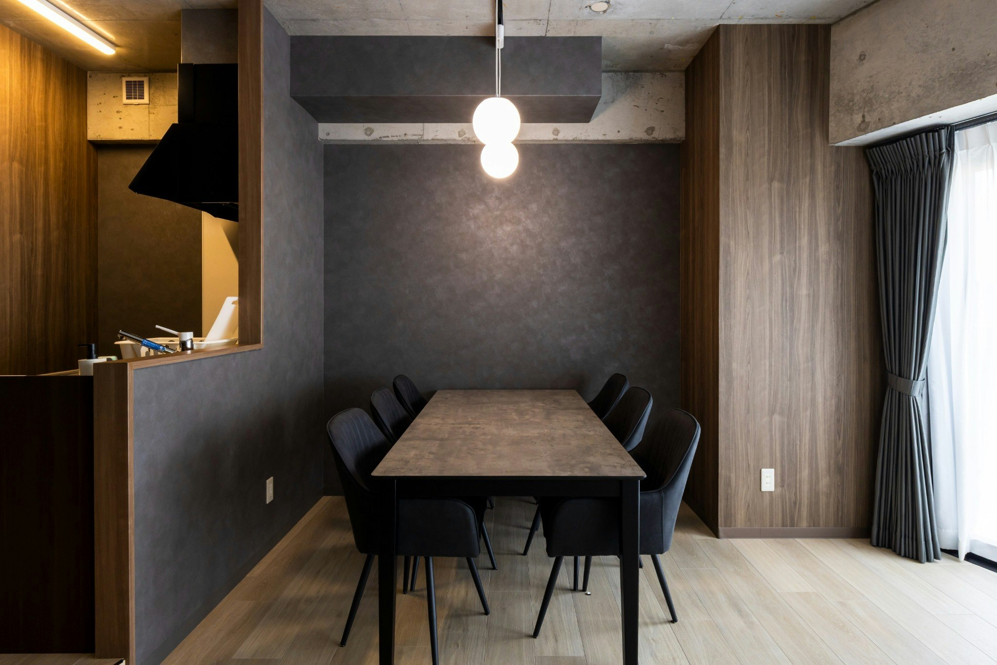 広々バルコニーで朝も夜も贅沢に。太宰府観光の拠点にぴったりの一室。