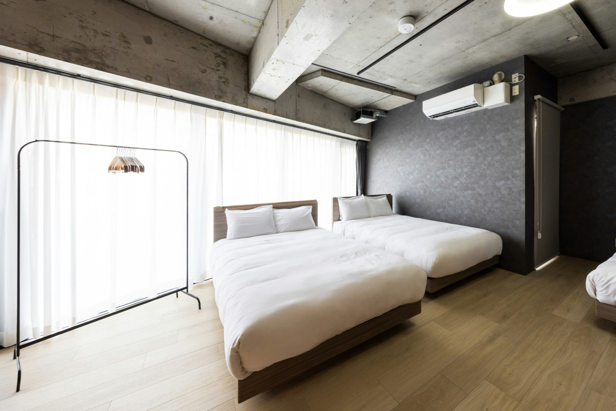 広々バルコニーで朝も夜も贅沢に。太宰府観光の拠点にぴったりの一室。