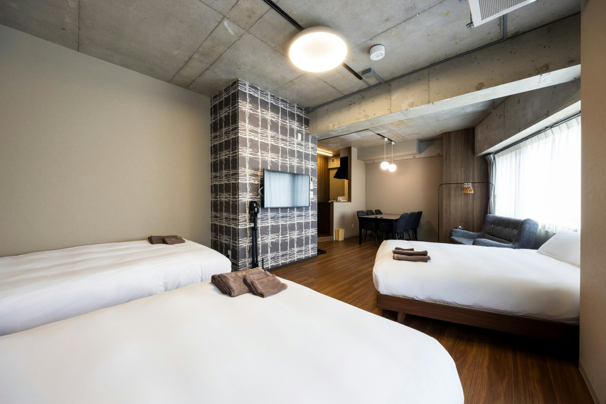 ゆったり過ごせる6名定員の広々空間。グループやファミリー旅行にも最適な一室です。