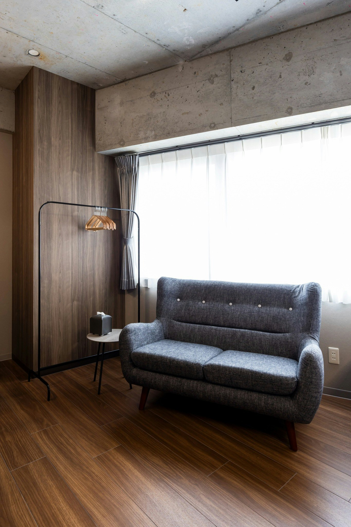 ゆったり過ごせる6名定員の広々空間。グループやファミリー旅行にも最適な一室です。