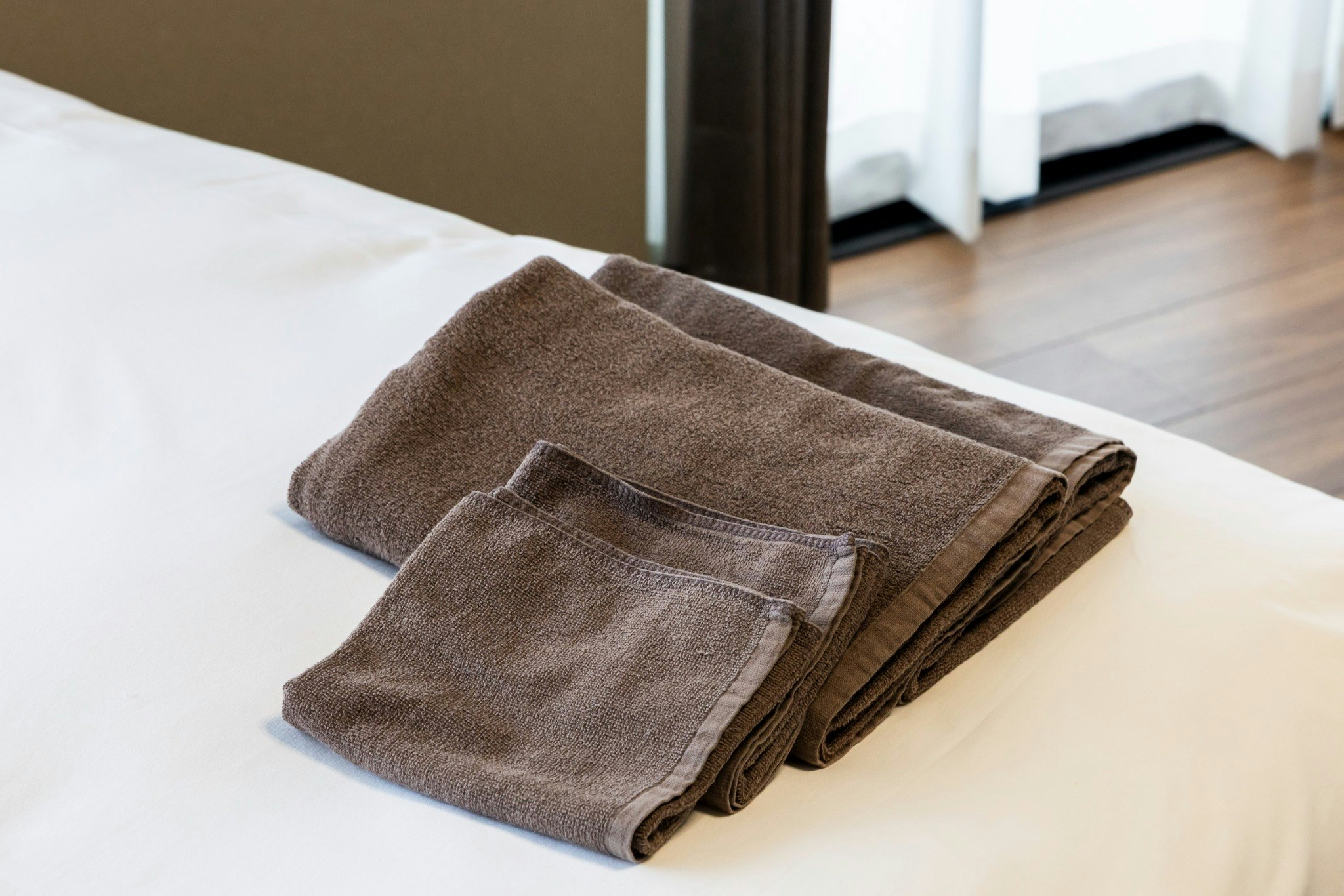 ゆったり過ごせる6名定員の広々空間。グループやファミリー旅行にも最適な一室です。