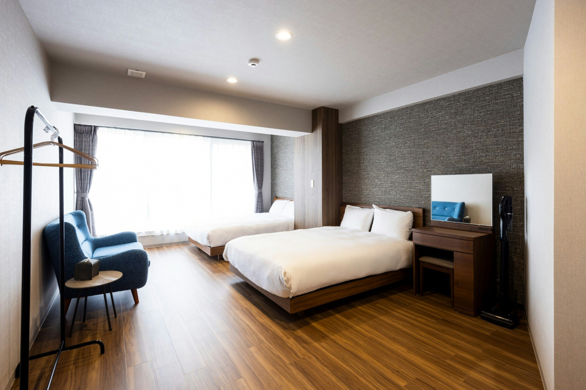 太宰府天満宮まで電車で約10分、シンプルで落ち着いた滞在に。暮らすように過ごせる一室。