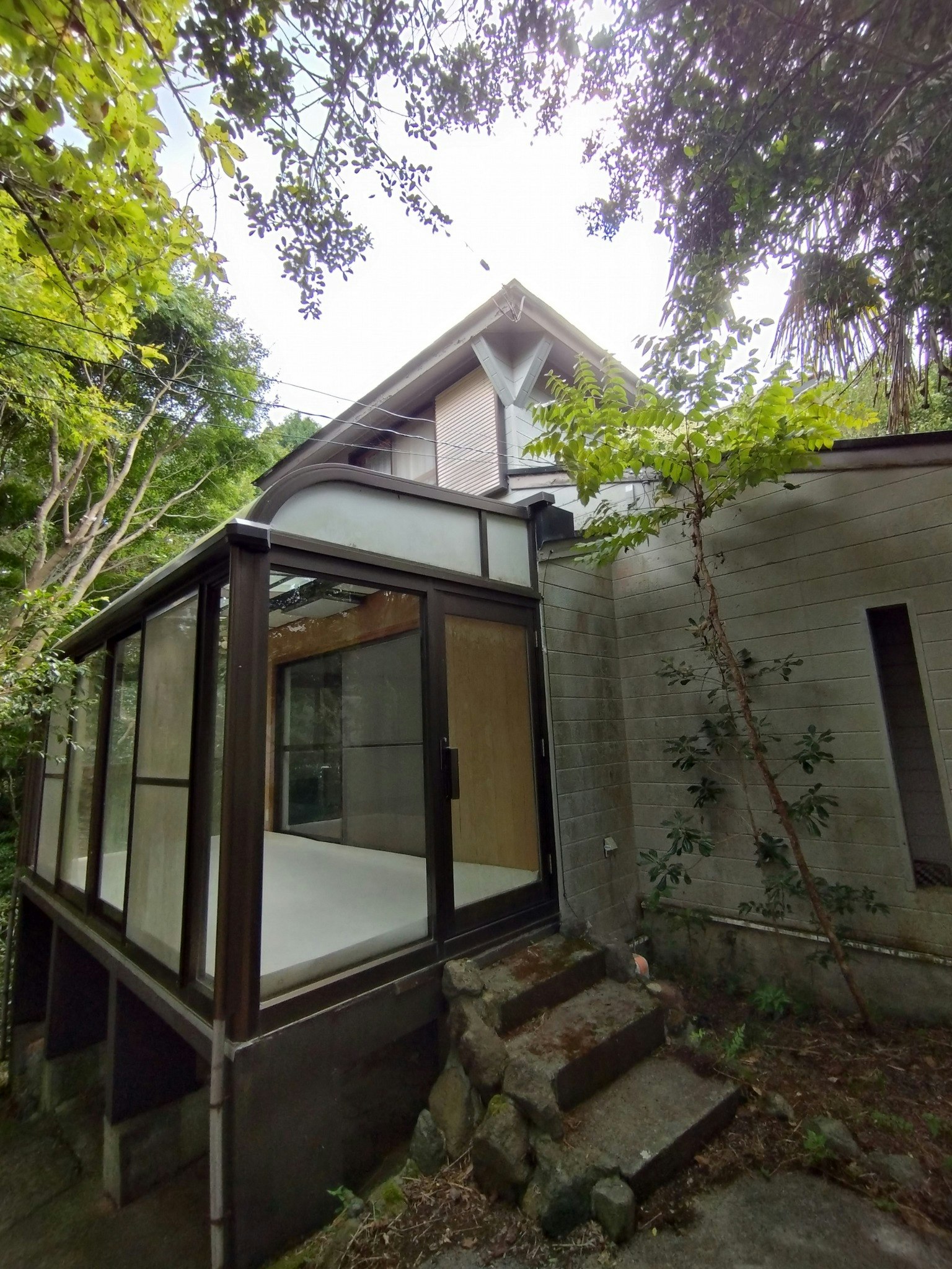 絵画に囲まれた一軒家貸切|熱海駅車で25分・6名まで・駐車場無料