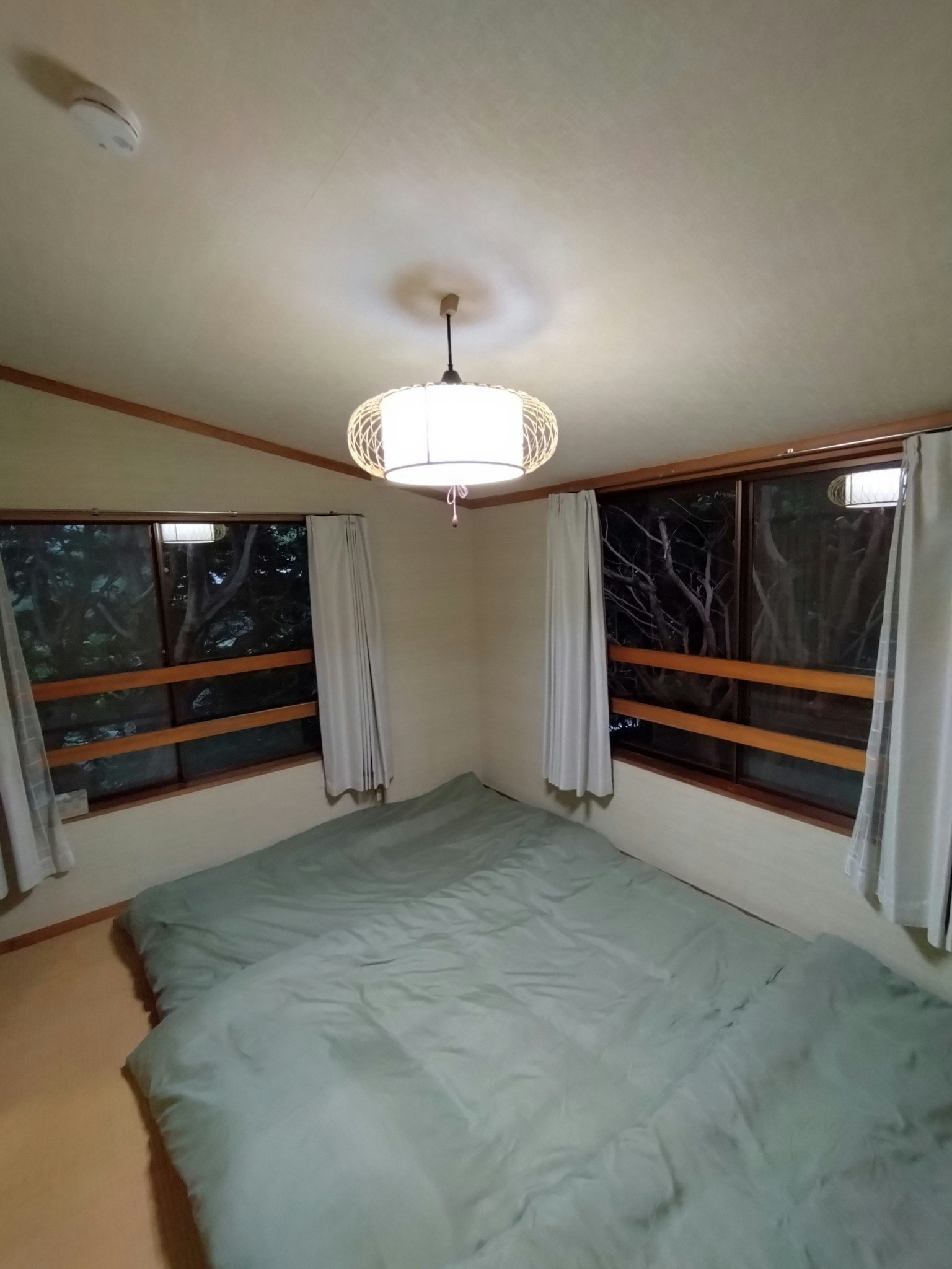 絵画に囲まれた一軒家貸切|熱海駅車で25分・6名まで・駐車場無料