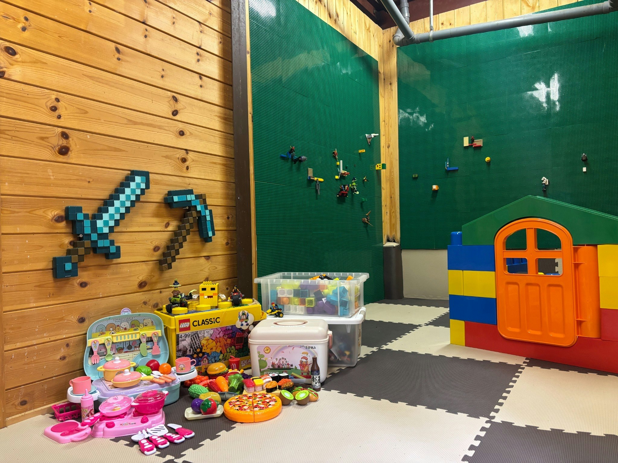 広々ウッドデッキ&テラスで野鳥とリスの観察・キッズスペースでLEGOの壁を作ろう!