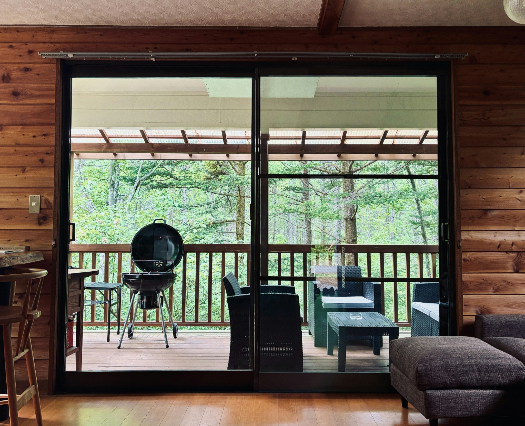 広々ウッドデッキ&テラスで野鳥とリスの観察・キッズスペースでLEGOの壁を作ろう!