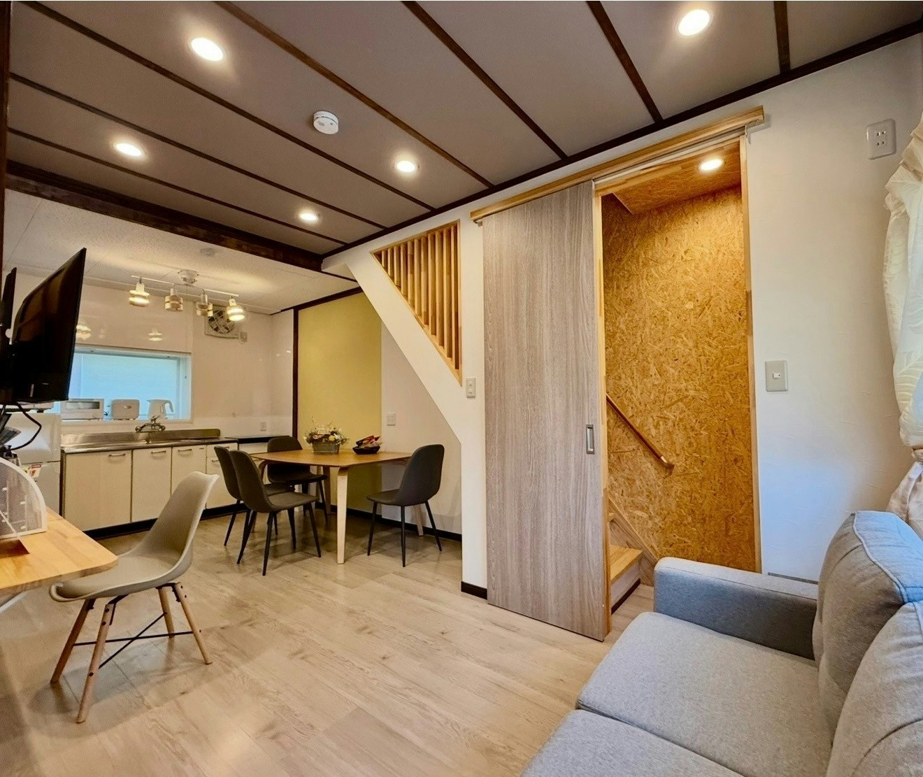 和モダンメゾネット/広々人工芝/BBQ/焚き火/最大8名/無料駐車場あり