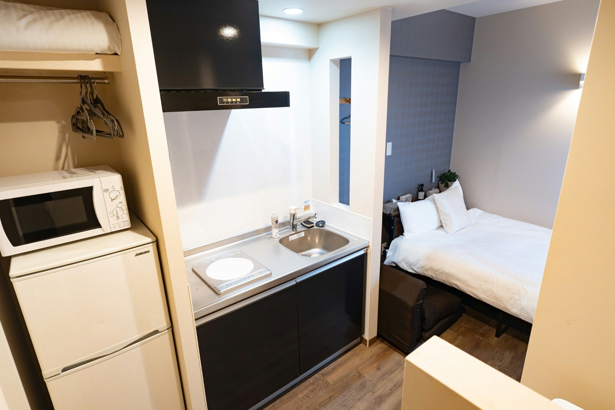 美栄橋駅から徒歩9分/泊ふ頭旅客ターミナルや国際通り徒歩圏内/那覇空港から車で10分/3名様宿泊可能