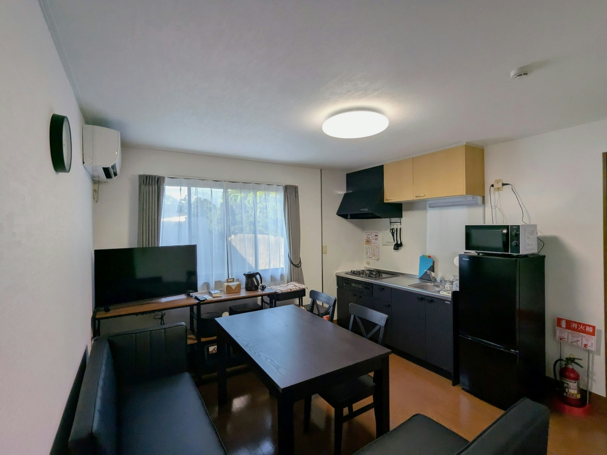 (F061)落ち着いたインテリアと機能的な家具で、家族や友人との滞在に最適な宿|ROOM3