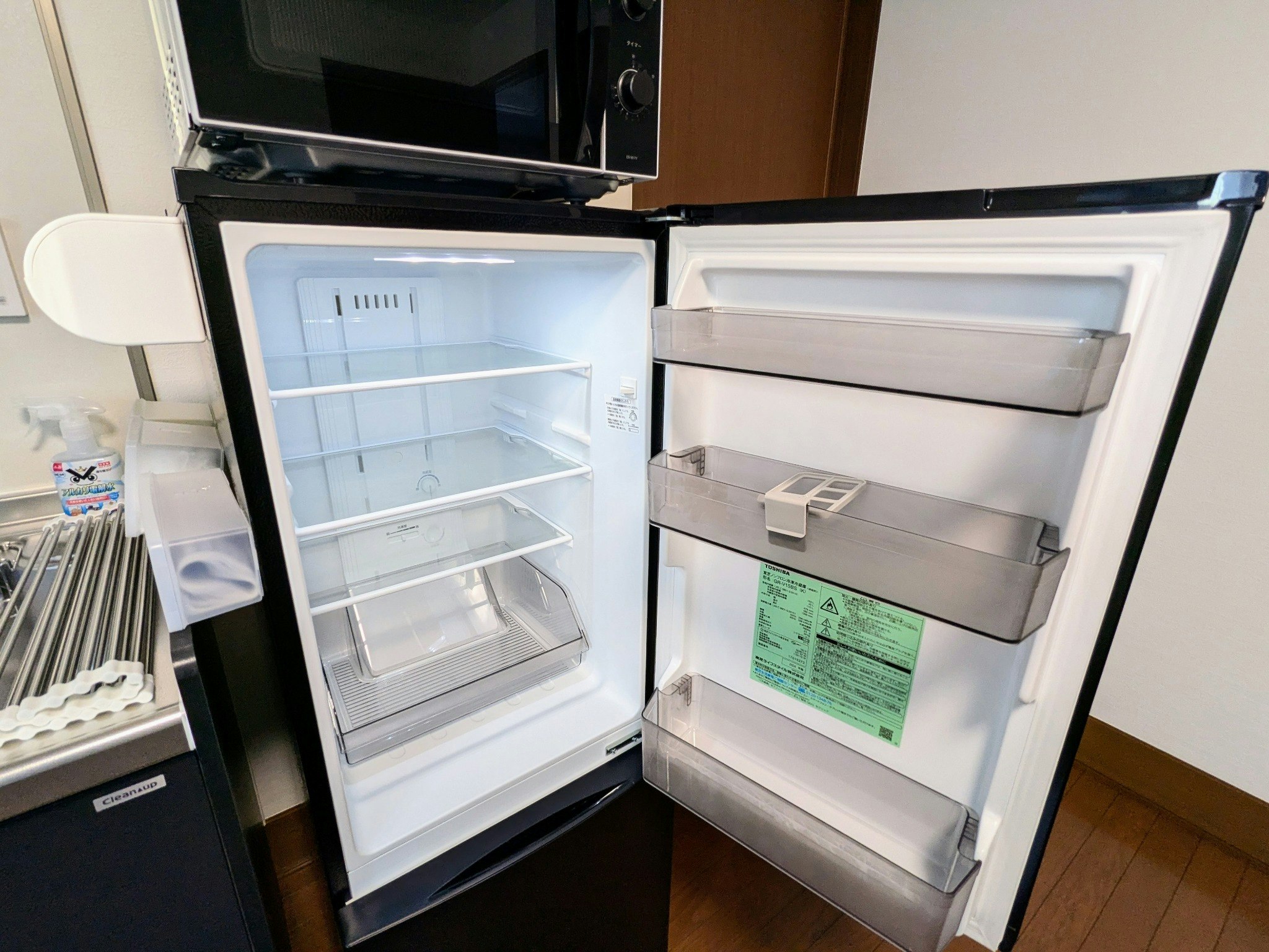 (F061)落ち着いたインテリアと機能的な家具で、家族や友人との滞在に最適な宿|ROOM3