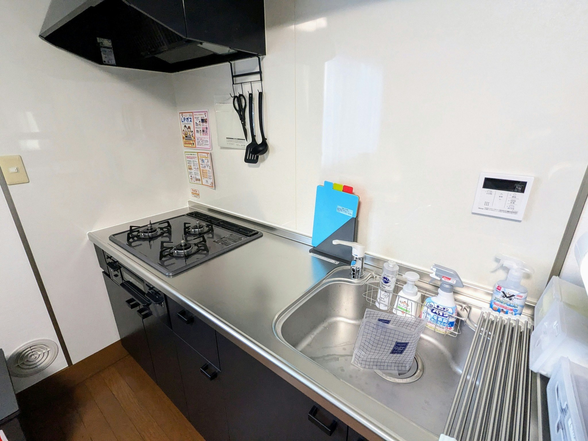 (F061)落ち着いたインテリアと機能的な家具で、家族や友人との滞在に最適な宿|ROOM3