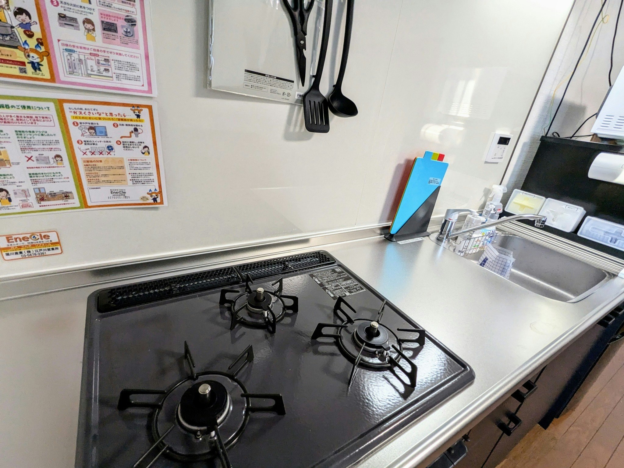 (F061)落ち着いたインテリアと機能的な家具で、家族や友人との滞在に最適な宿|ROOM3