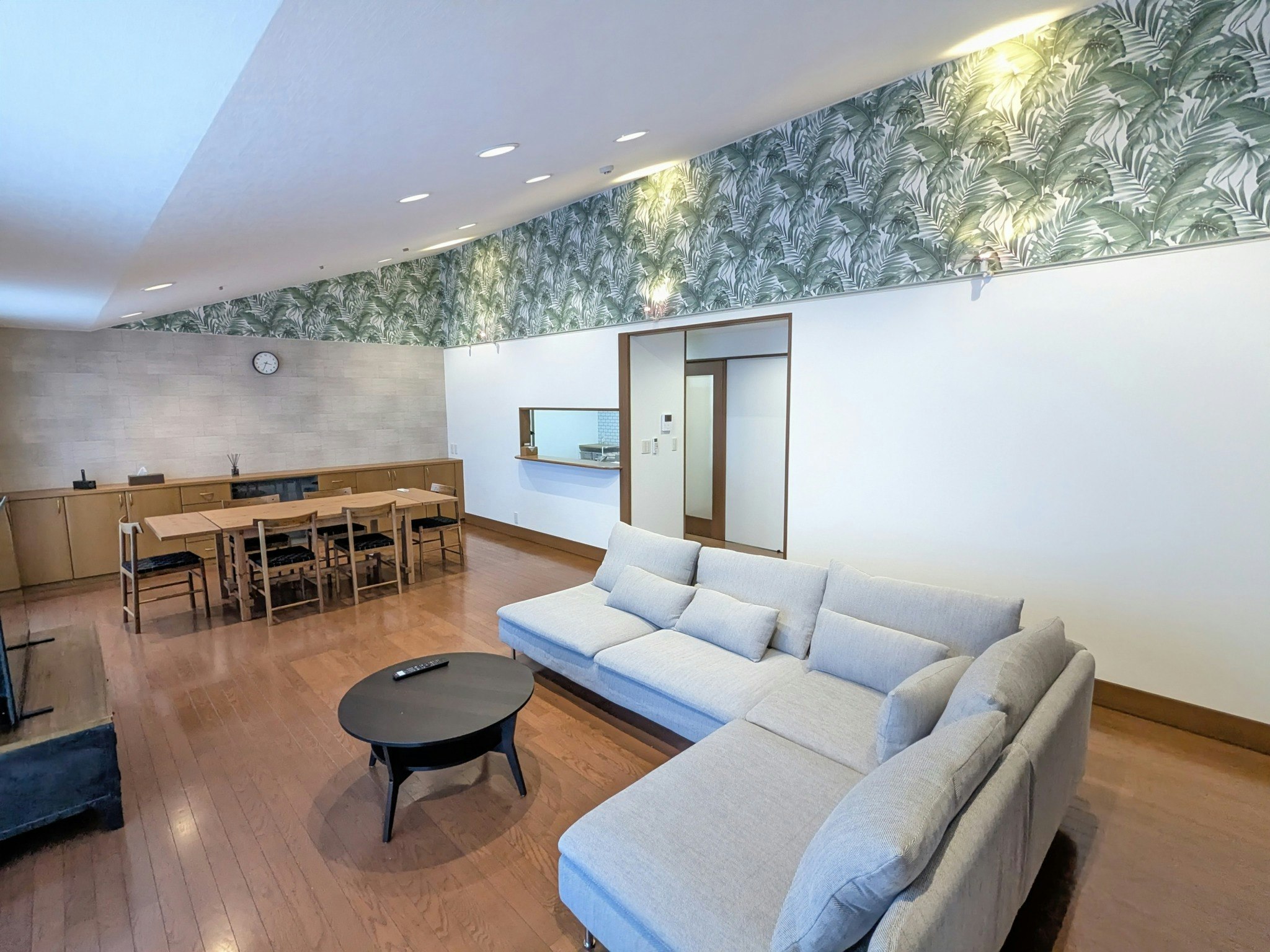 (F062)明るく落ち着いたインテリアが魅力!最大8名OKの広々空間で家族旅行にぴったり|ROOM4