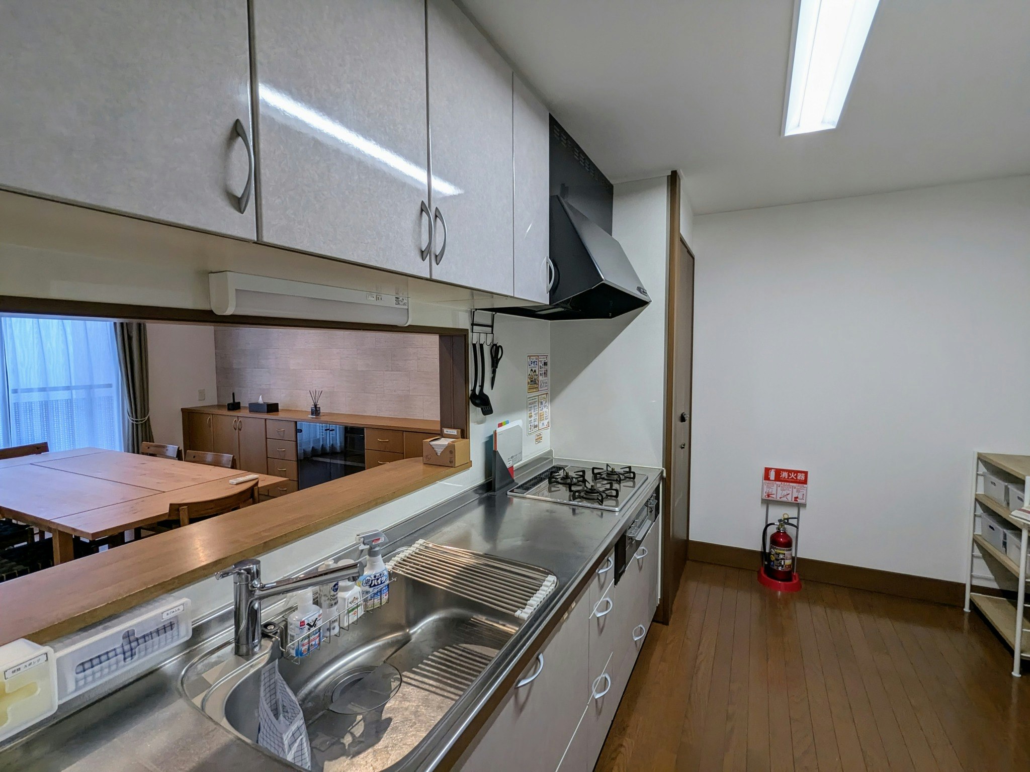 (F062)明るく落ち着いたインテリアが魅力!最大8名OKの広々空間で家族旅行にぴったり|ROOM4