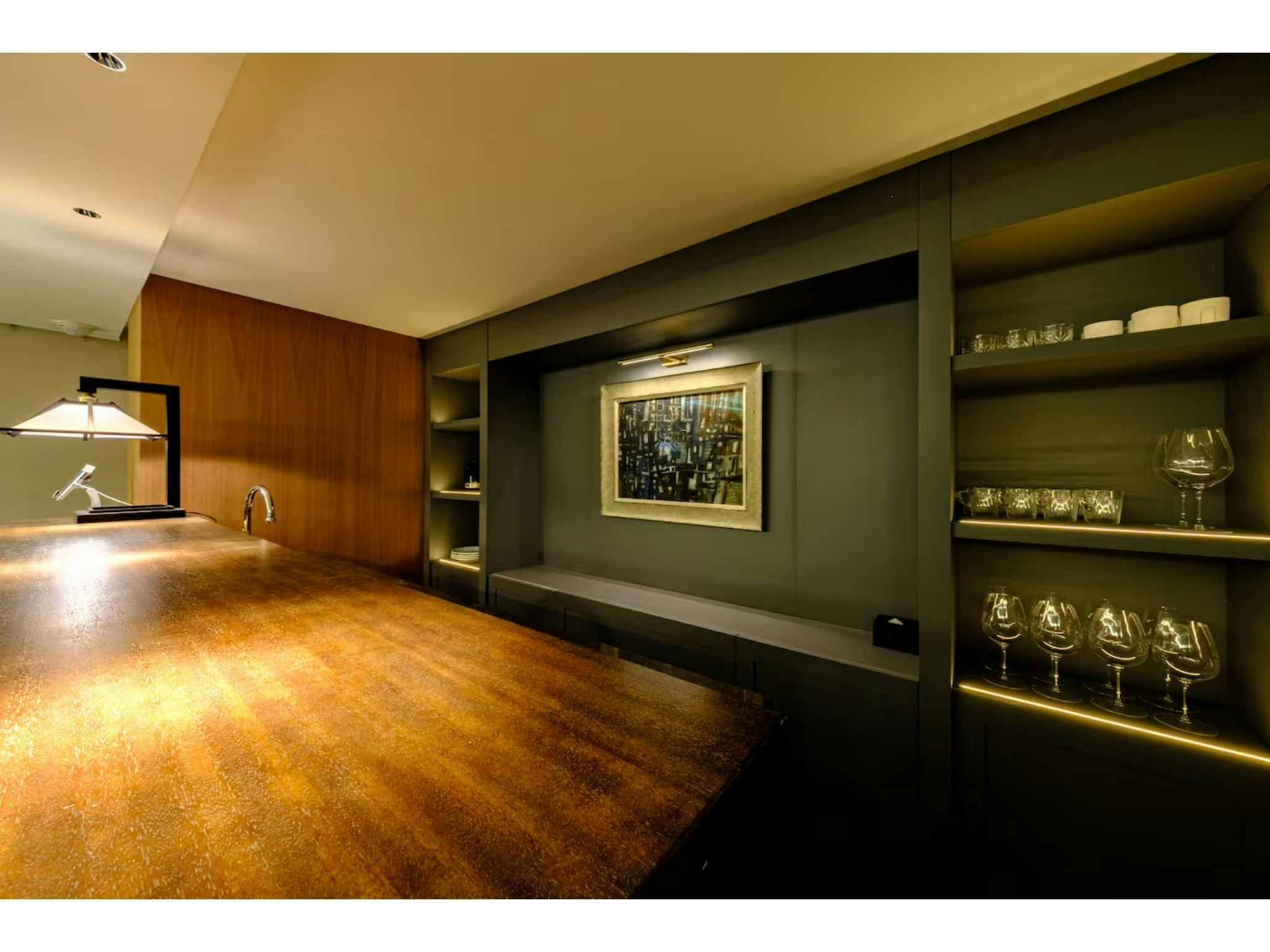 【B1】六本木駅近2分|地下の隠れ家デザイナーズルーム