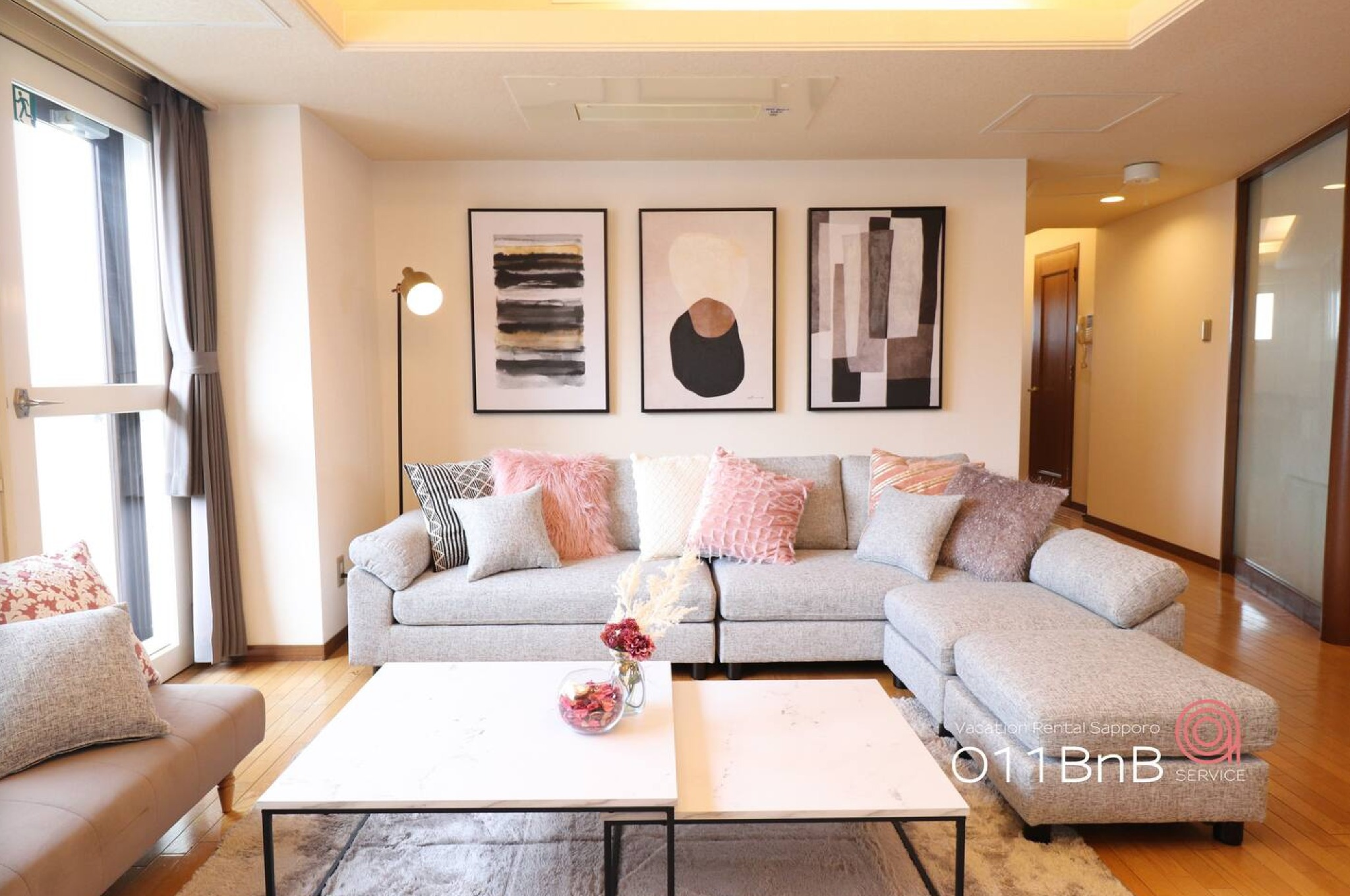 広い110m2/3ベッドルーム/7階フロア貸切/最大12名/無料駐車場/市電駅2分/アクセス良好/N