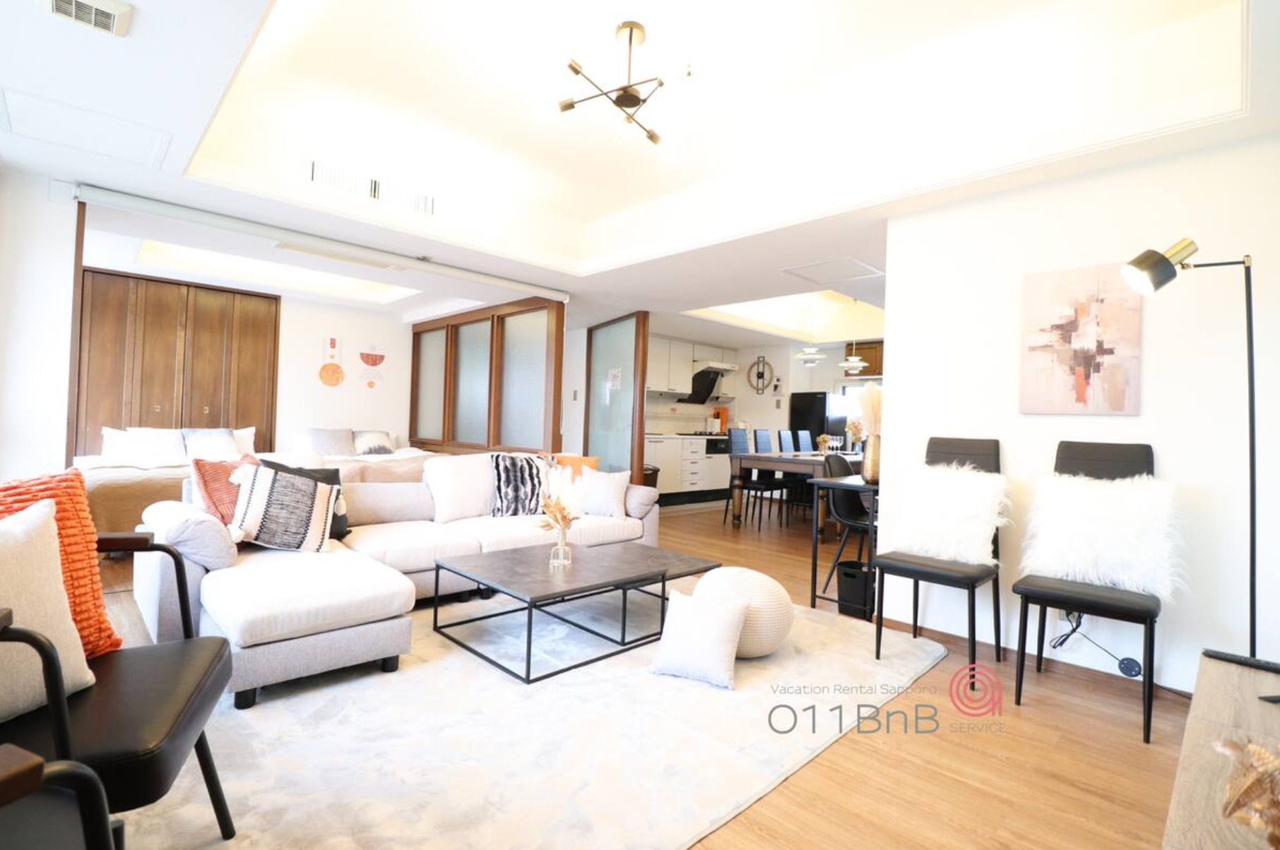 広い110m2/3ベッドルーム/8階フロア貸切/最大12名/無料駐車場/市電駅2分/アクセス良好/N