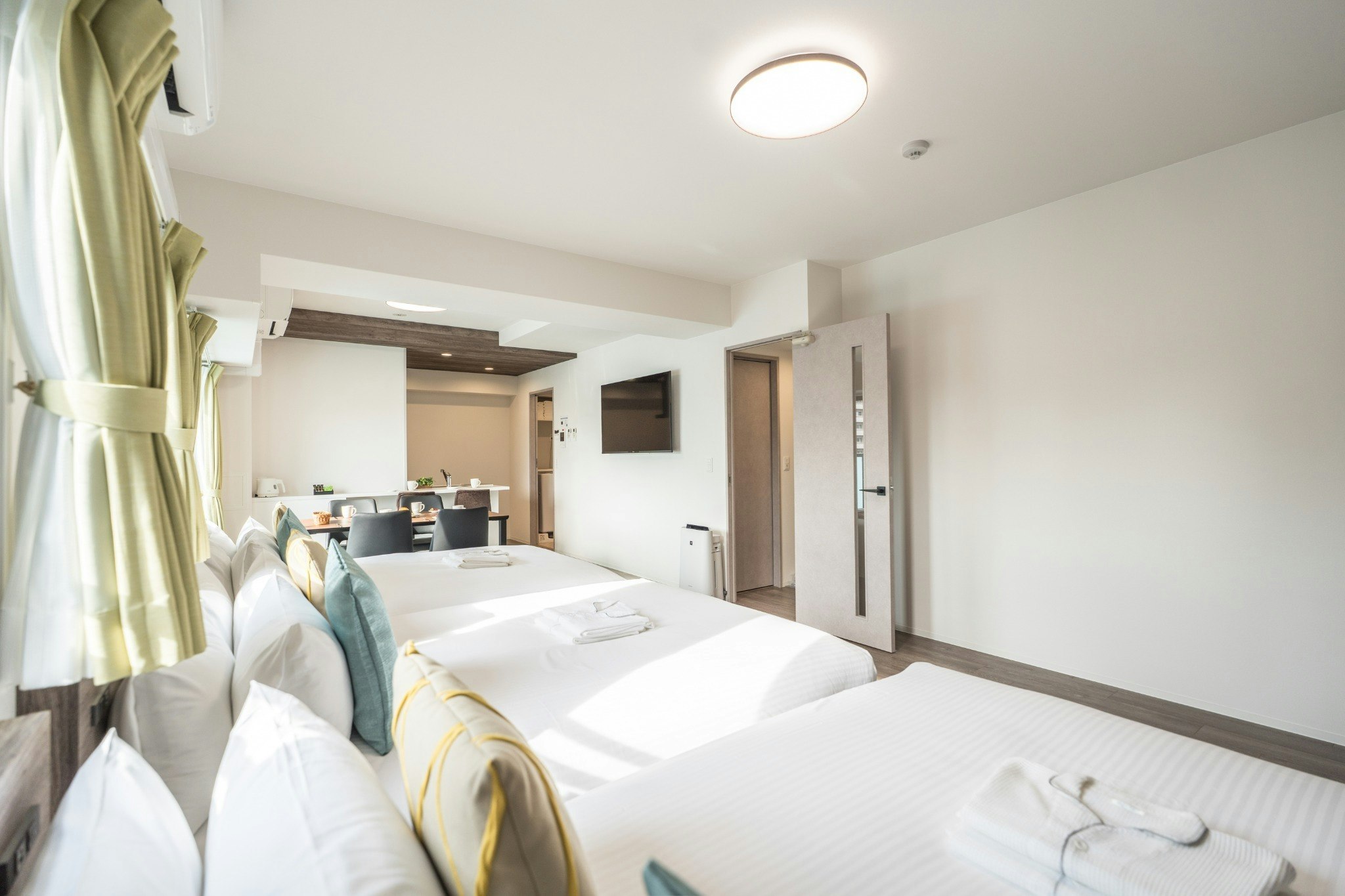 ダブルx3_45m2 /基本アメニティ完備/荷物預け棚有り