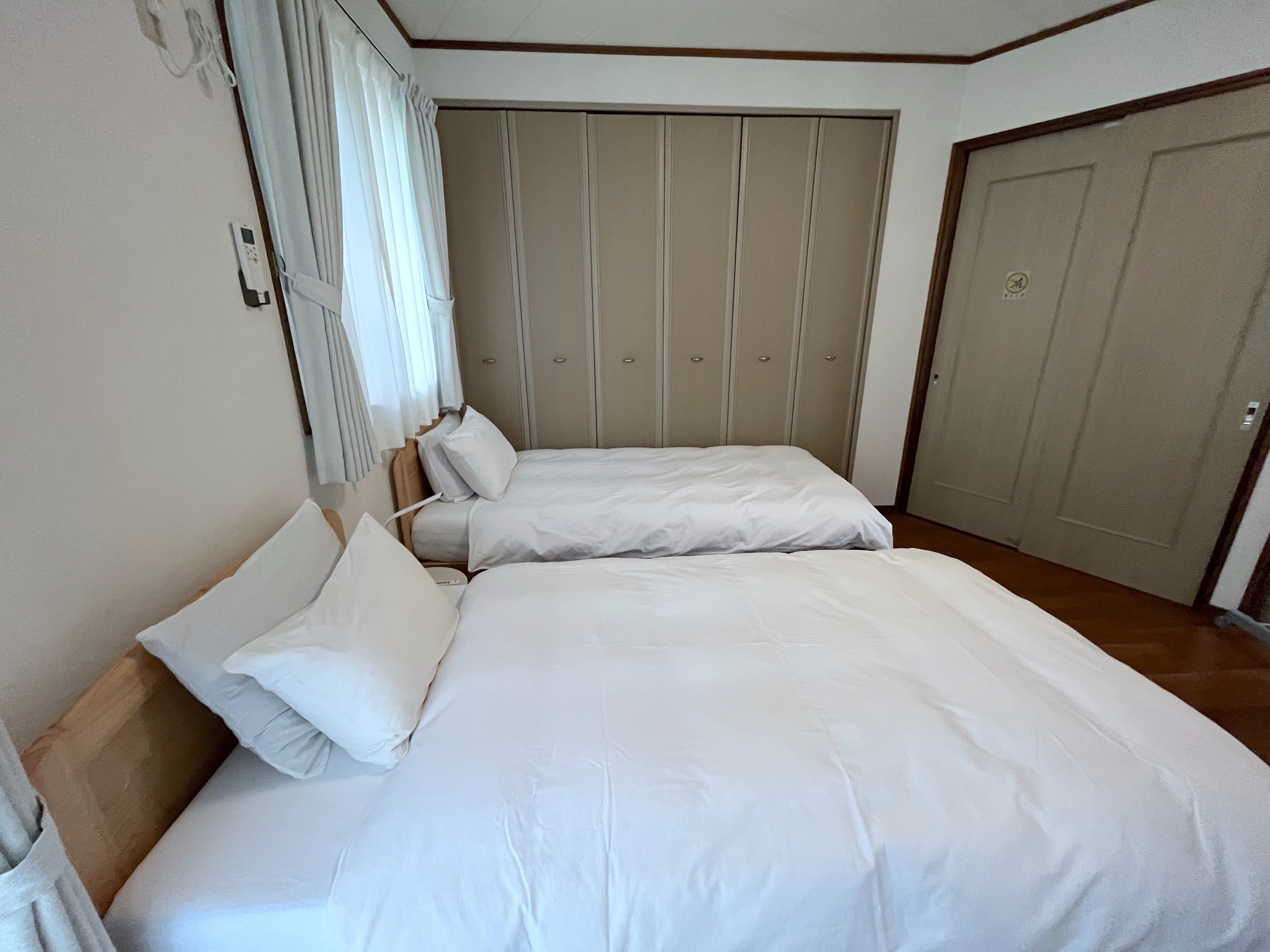 1階洋室 シングルベッド2台 1F two single beds