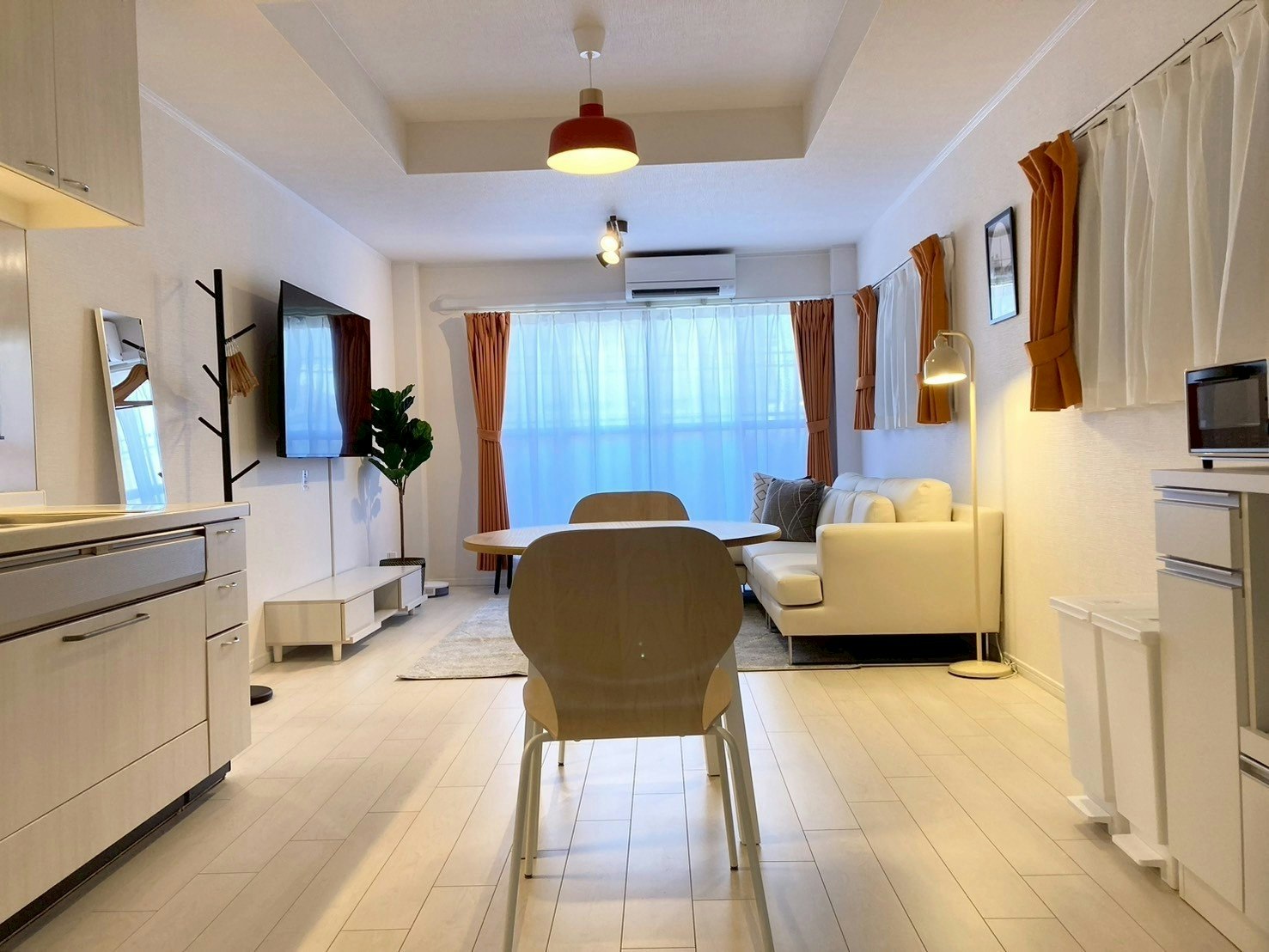 広いリビングと65インチTV/駐車場付き戸建/最大12名/ CS22