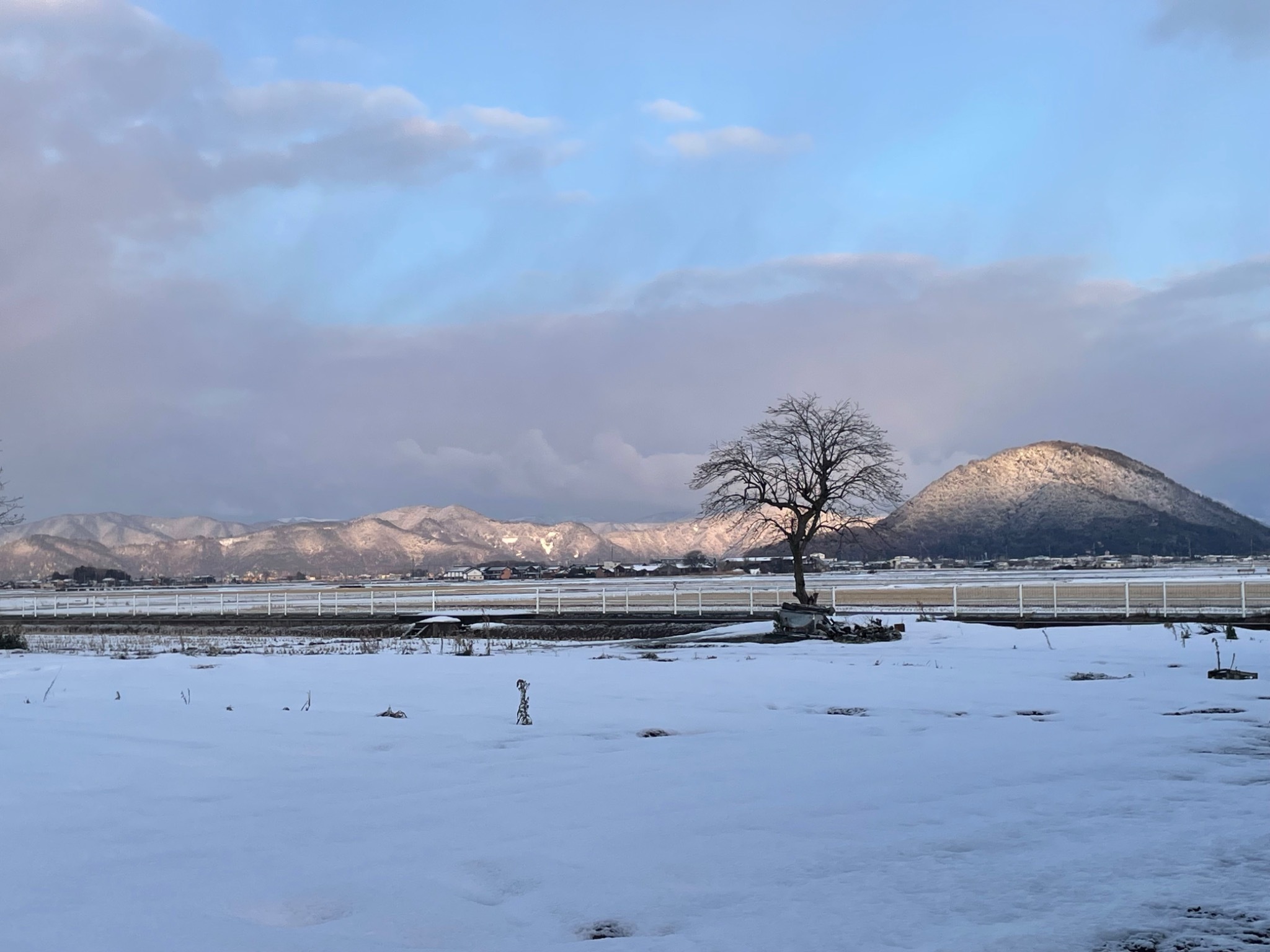 湖白【コハクチョウ舞う湖畔の町】田園風景が美しい2階和室