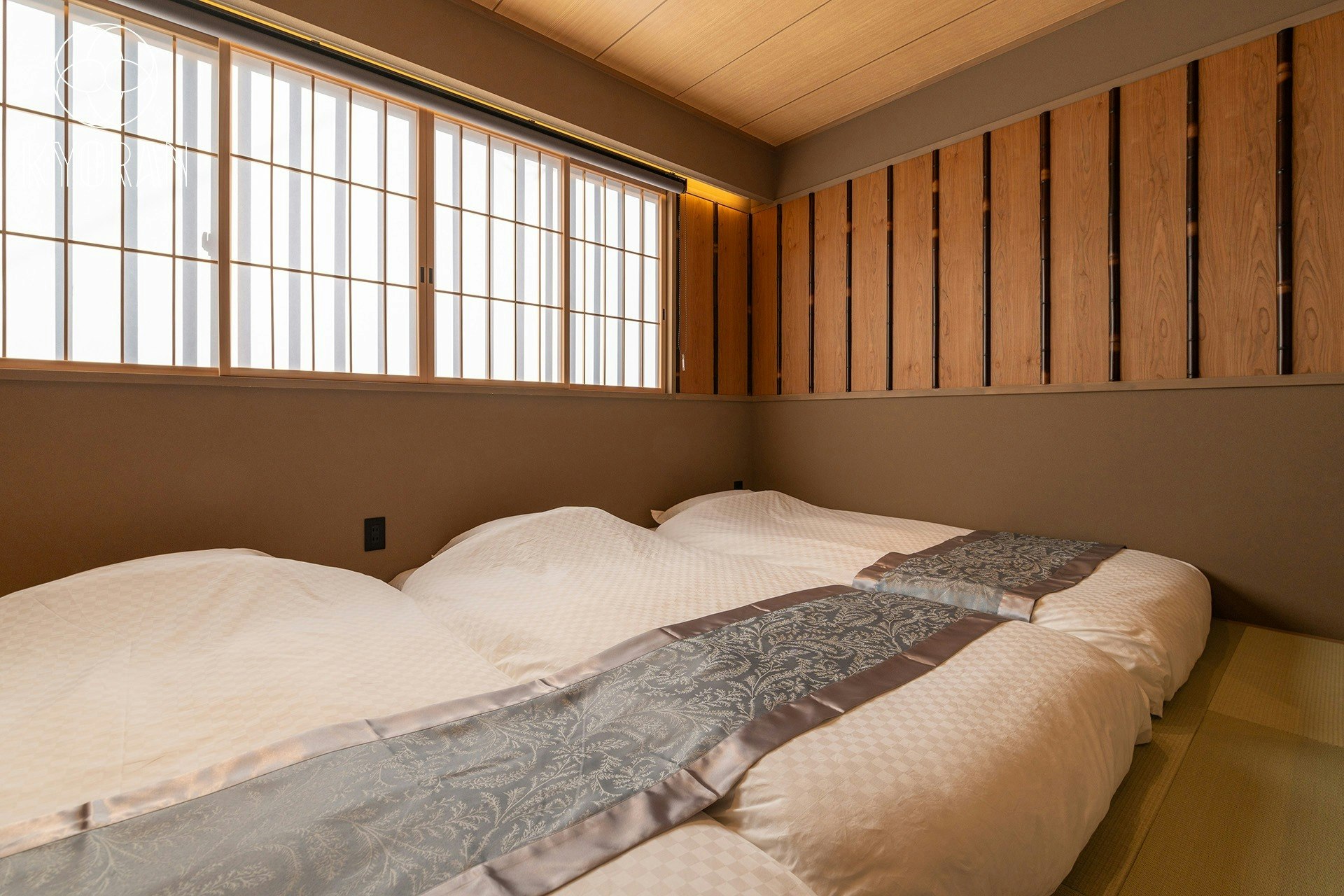 三十三間堂、国立博物館6分、3LDK・最大7名、紅色の畳が映える雅な町家一棟貸