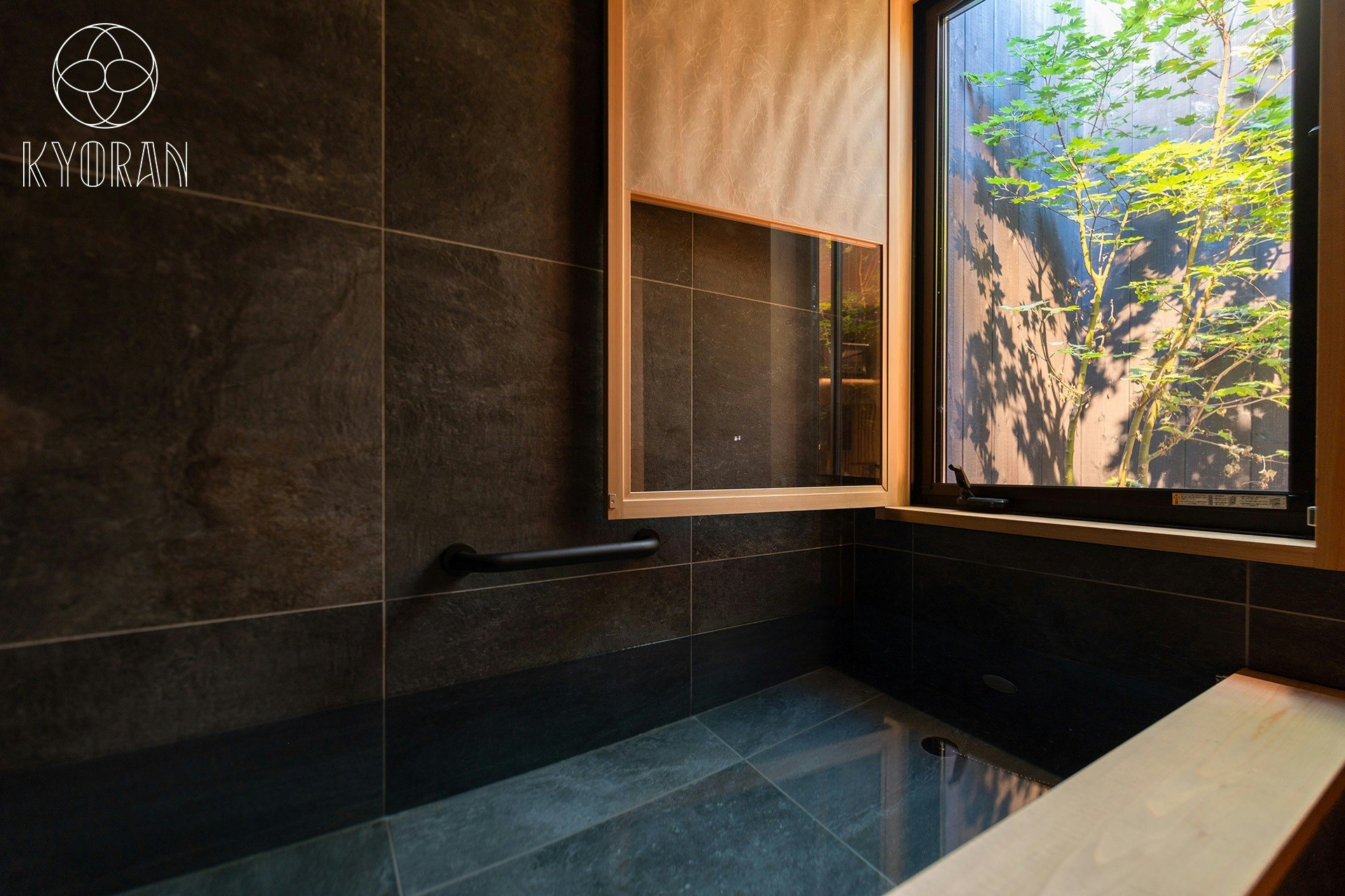 三十三間堂、国立博物館6分、3LDK・最大7名、紅色の畳が映える雅な町家一棟貸