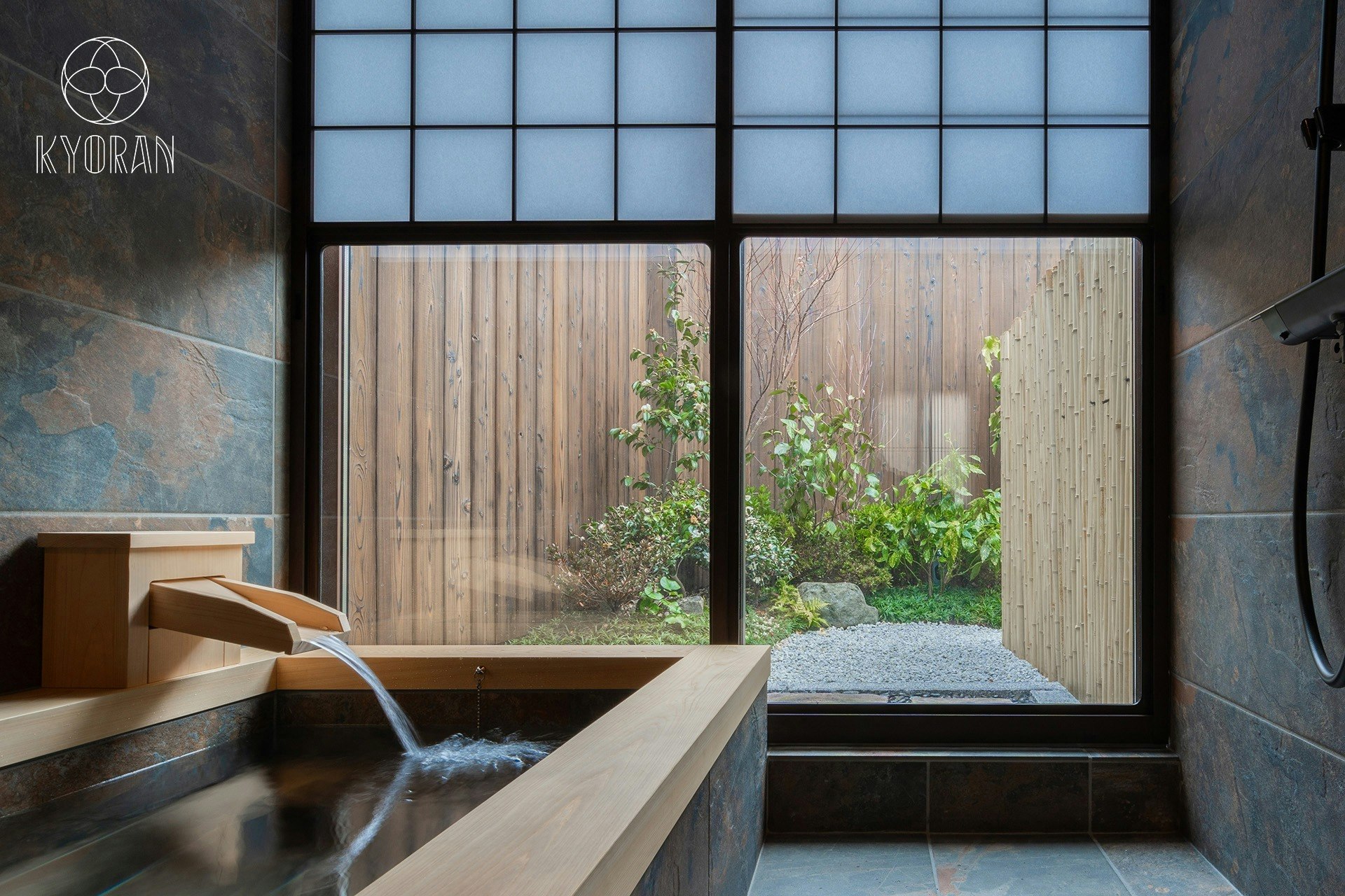 京都駅歩12分、九条駅6分、京町家の風情と庭を楽しむ、最大6名2LDK一棟貸し