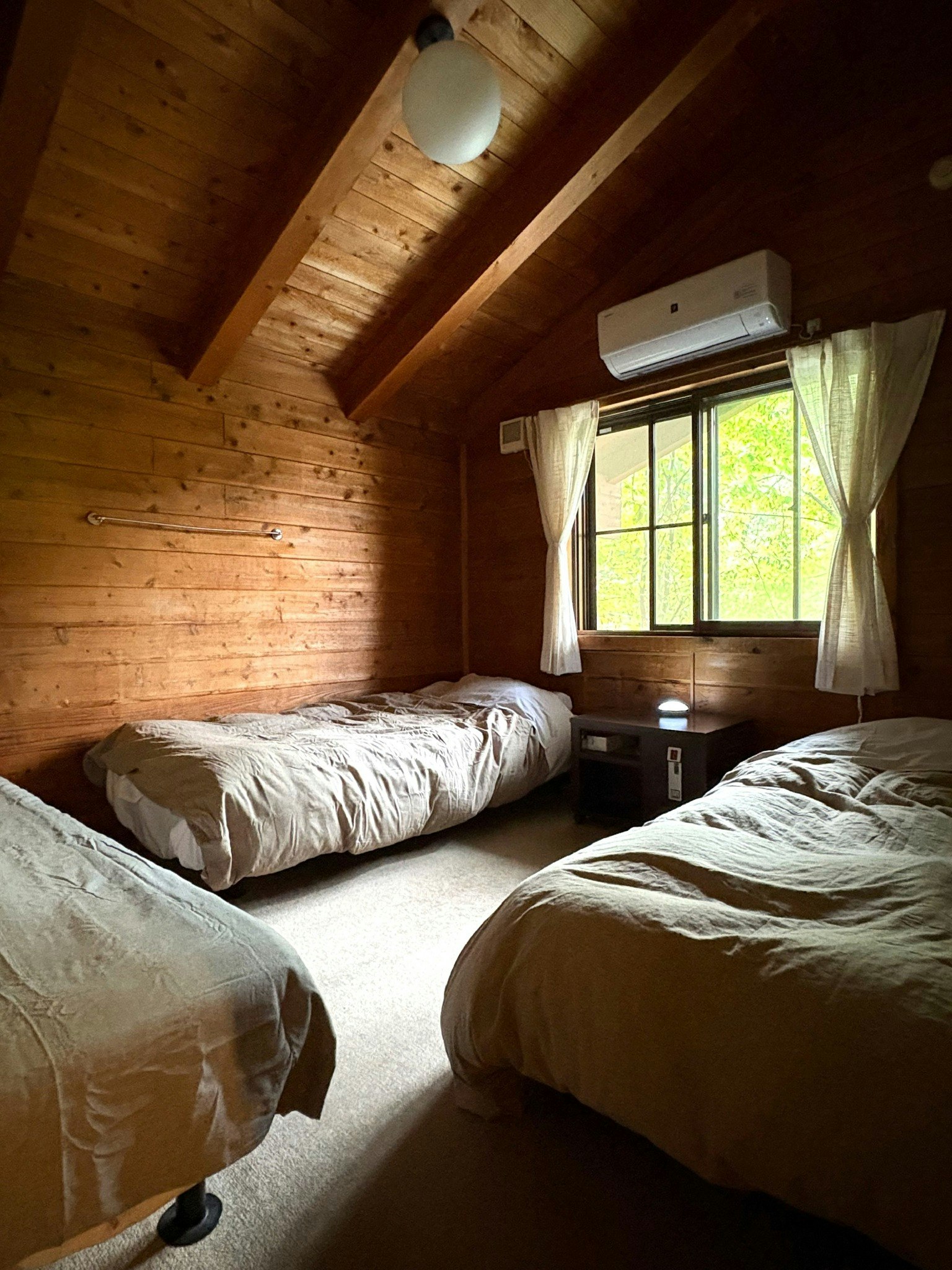 三角屋根のログハウス