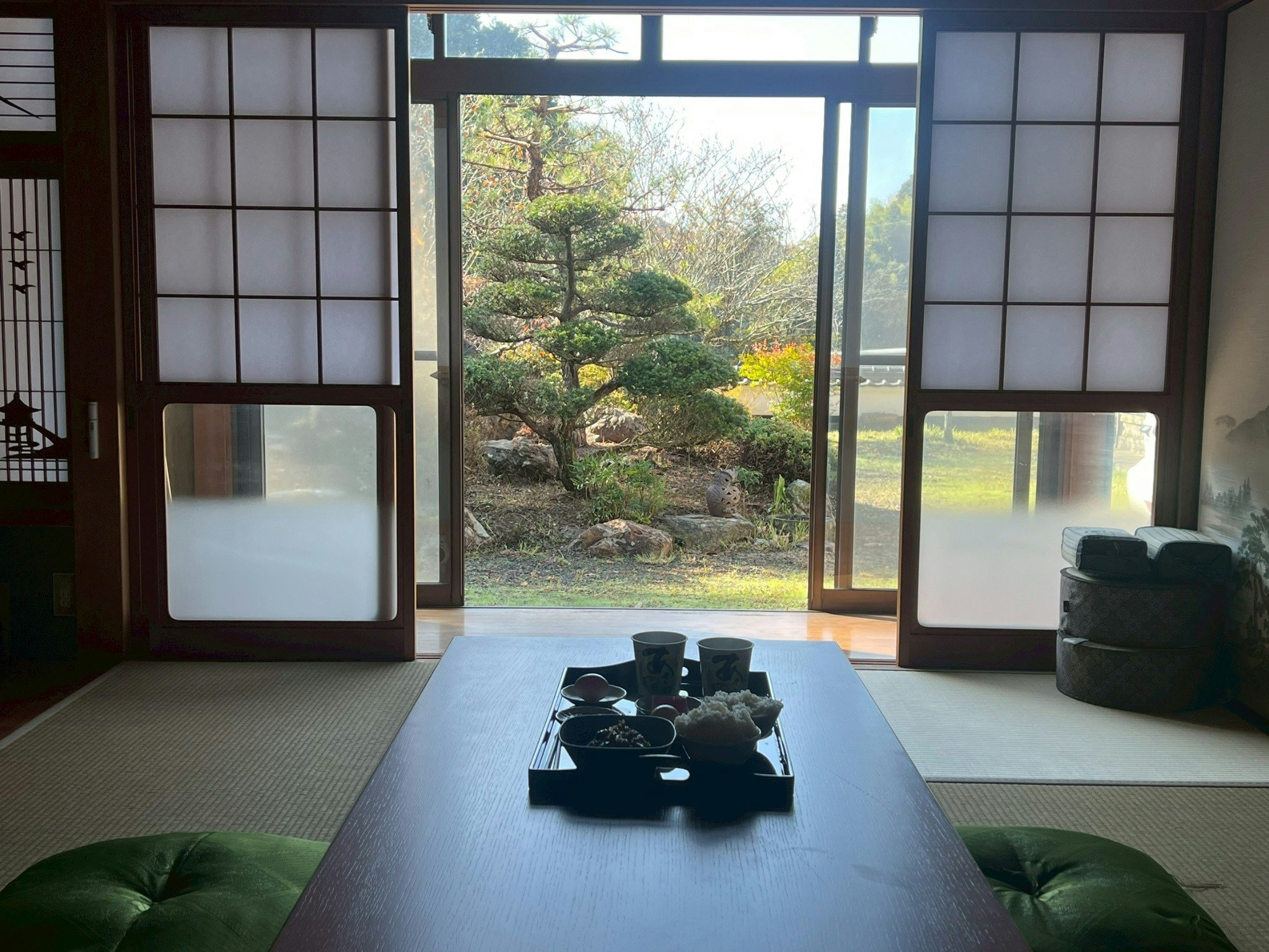 自然に囲まれた約1,000m2の敷地に佇む古民家。 最大10名様で、BBQなどアウトドアを満喫できる