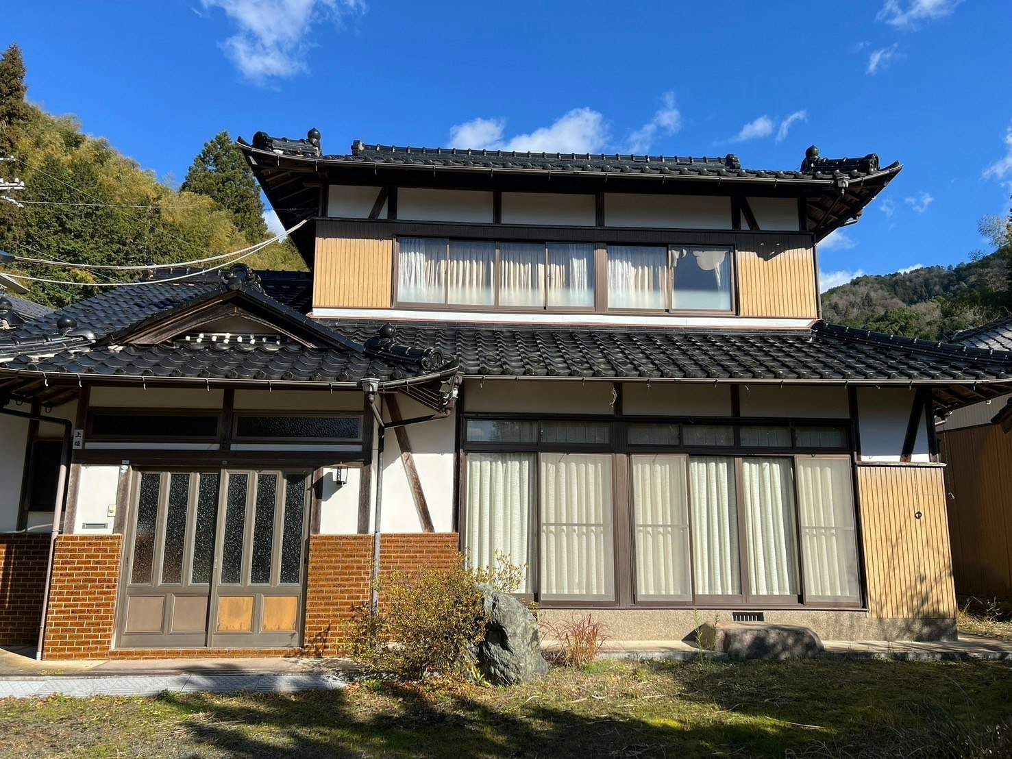 自然に囲まれた約1,000m2の敷地に佇む古民家。 最大10名様で、BBQなどアウトドアを満喫できる