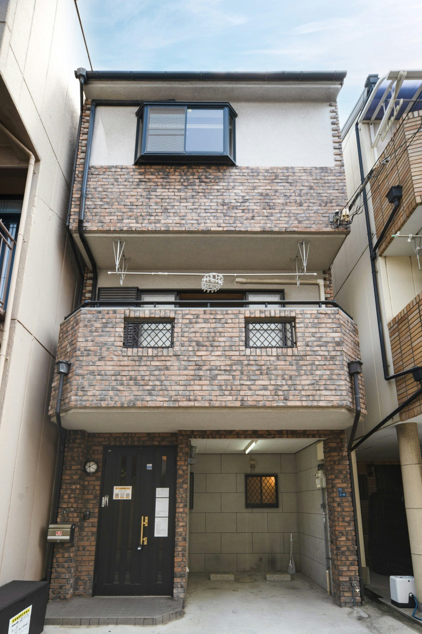 岸里玉出駅から徒歩わずか3分|電車でなんば・道頓堀・日本橋へ6分直通|5寝室・2バスルーム・駐車場付