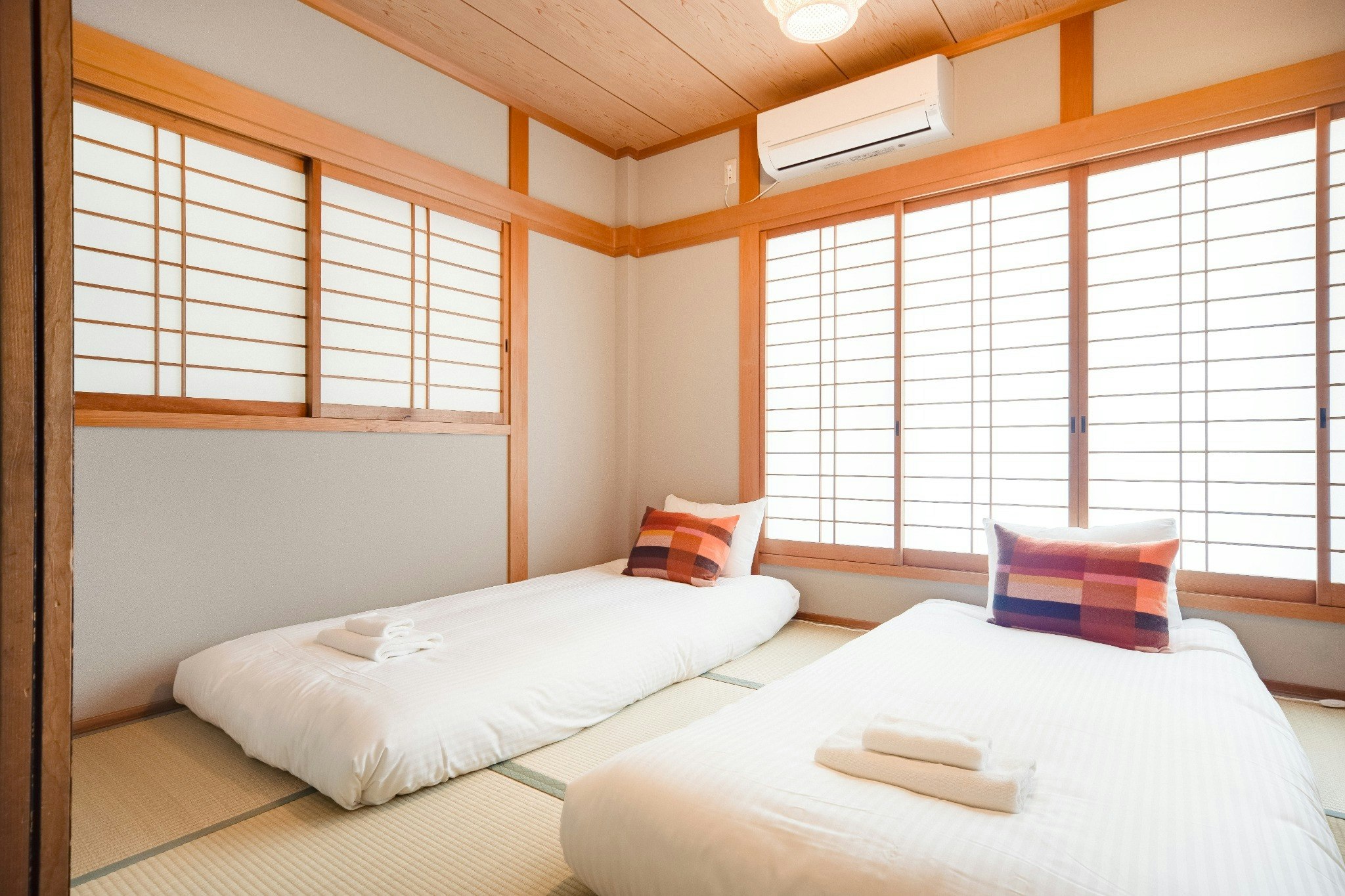 岸里玉出駅から徒歩わずか3分|電車でなんば・道頓堀・日本橋へ6分直通|5寝室・2バスルーム・駐車場付