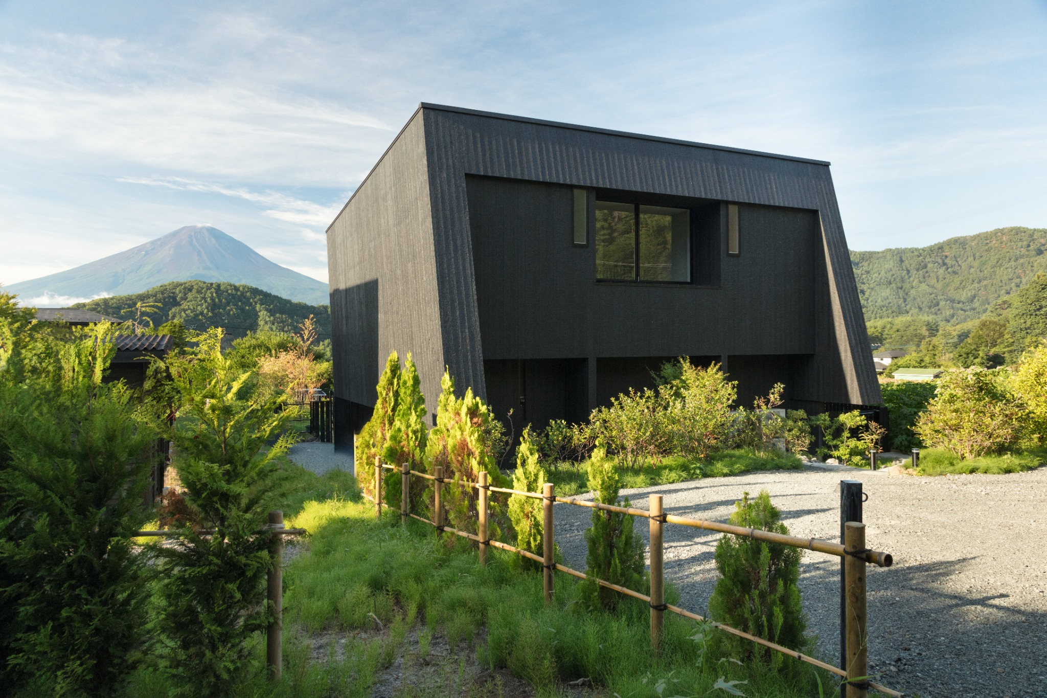 最上級の時間と空間を「泊まることに価値がある」 全室から富士を望み 広い庭で憩う別荘