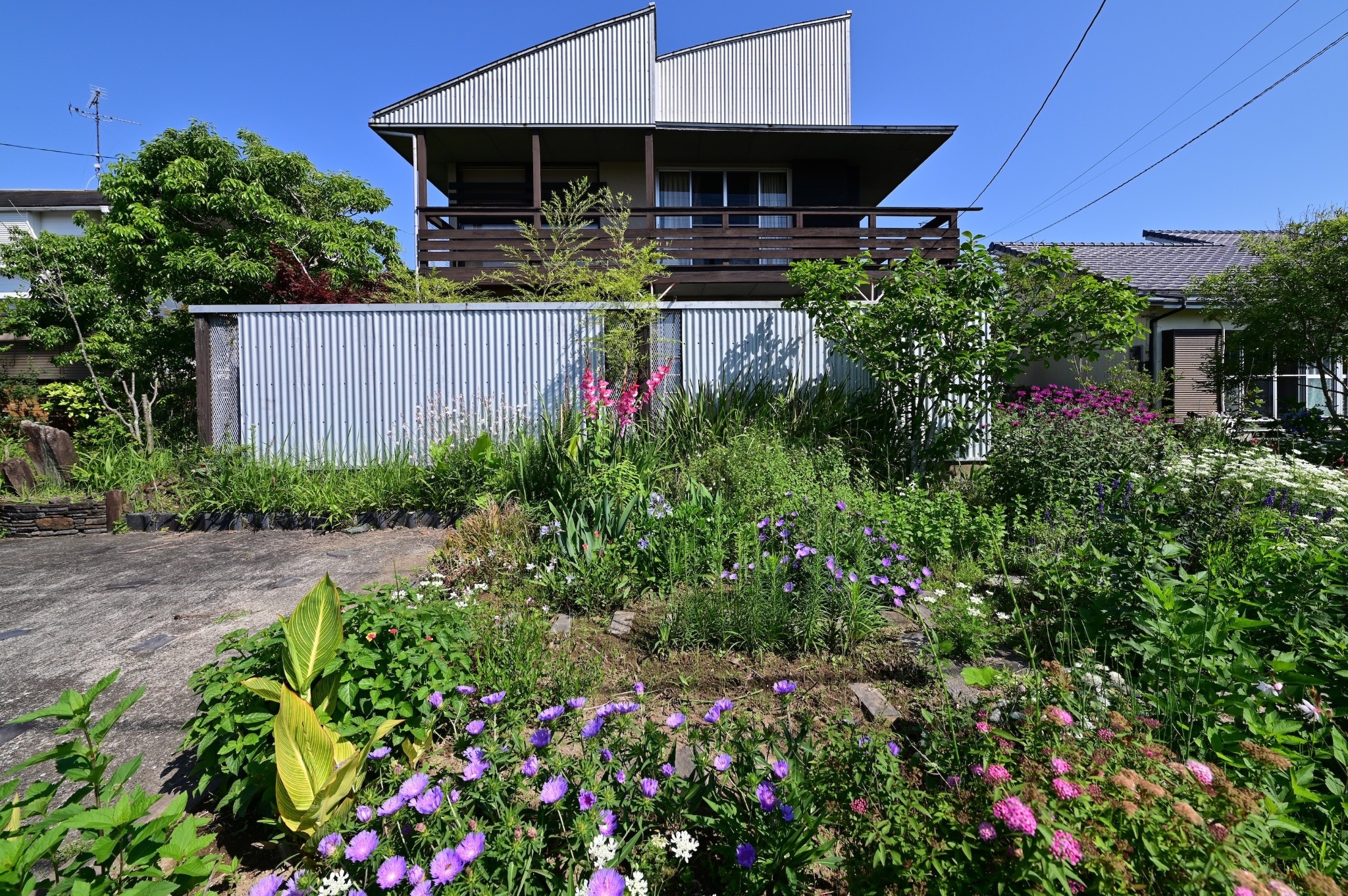 串間駅近くの一棟貸し宿/レモン設計室デザインの和モダンハウス のnull