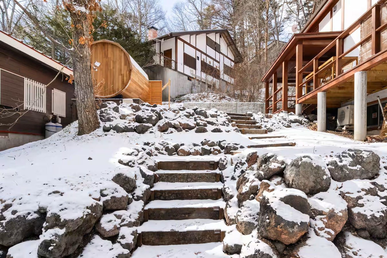 軽井沢の静かな森に佇む一棟貸し切りの新築コテージ/屋外サウナ付き