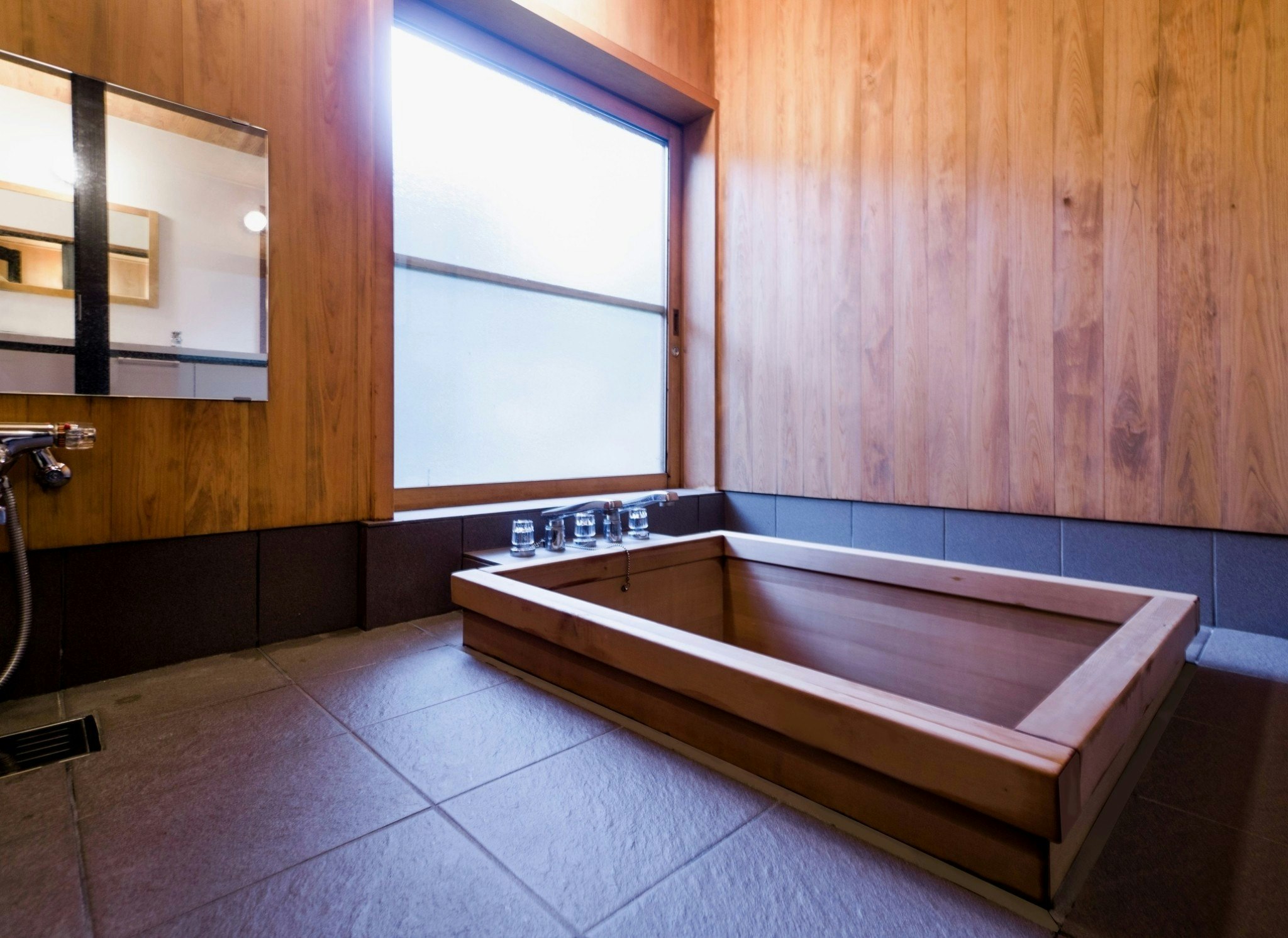 BBQ/貸切温泉/檜風呂/駐車場1台有/最大4名/大室山登山リフト乗場まで車で7分