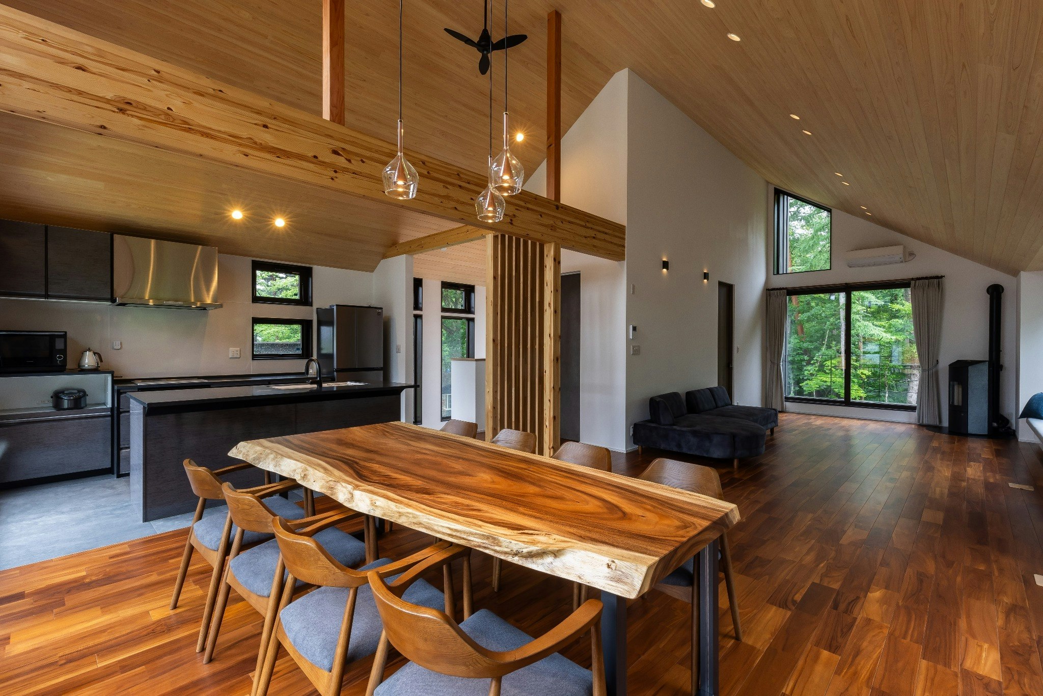 4寝室(各部屋にバス・トイレ完備)広々55m2リビング(パネルヒーター、ペレットストーブ完備)