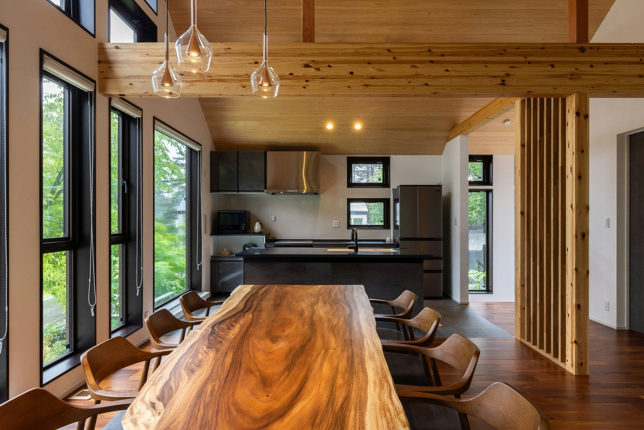 4寝室(各部屋にバス・トイレ完備)広々55m2リビング(パネルヒーター、ペレットストーブ完備)