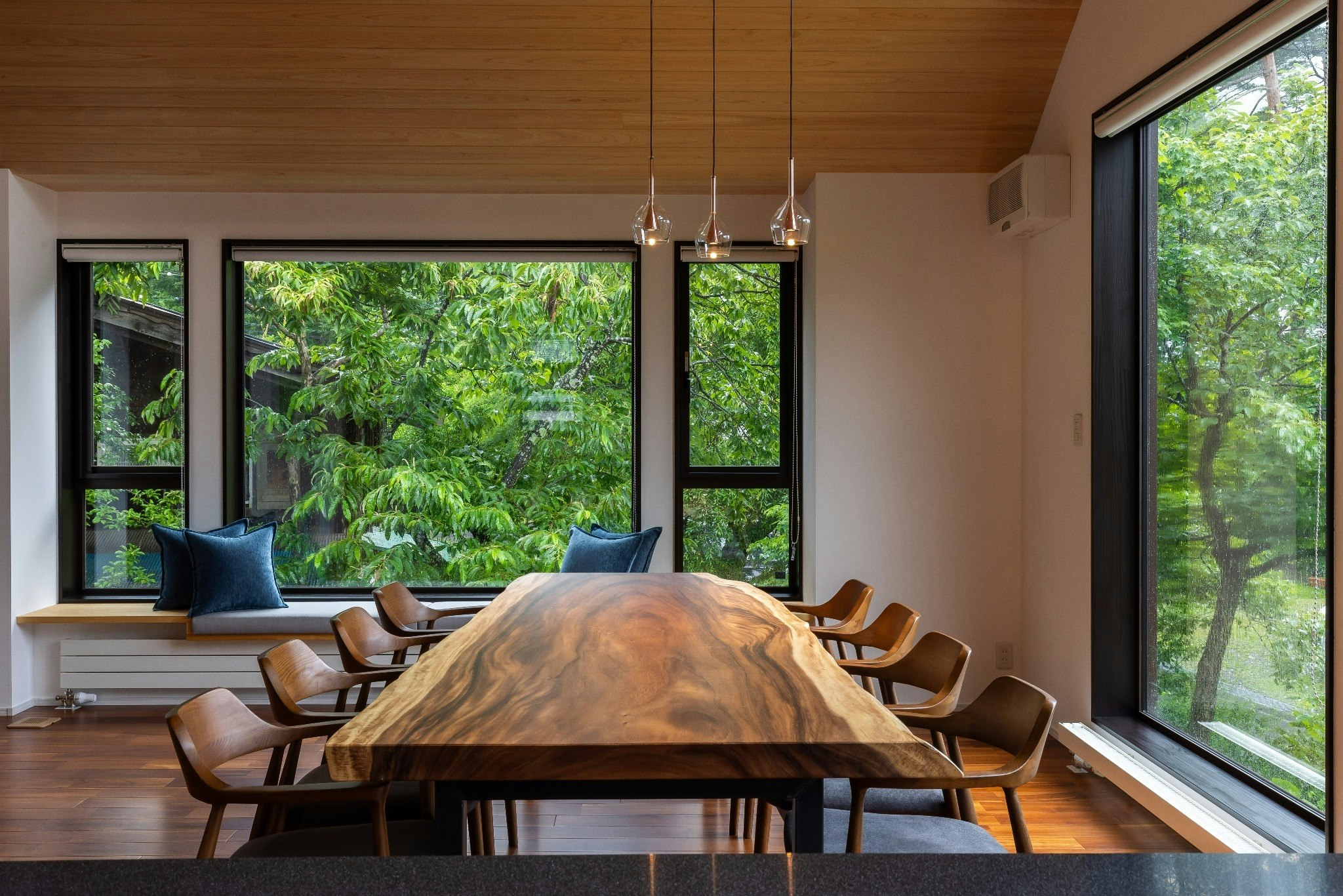 4寝室(各部屋にバス・トイレ完備)広々55m2リビング(パネルヒーター、ペレットストーブ完備)