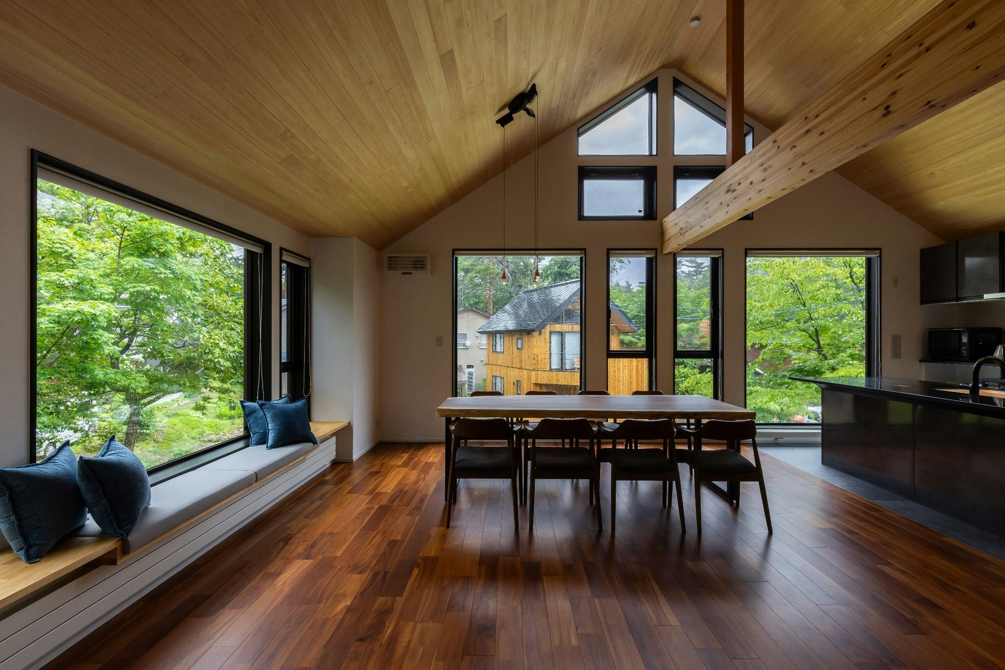 4寝室(各部屋にバス・トイレ完備)広々55m2リビング(パネルヒーター、ペレットストーブ完備)