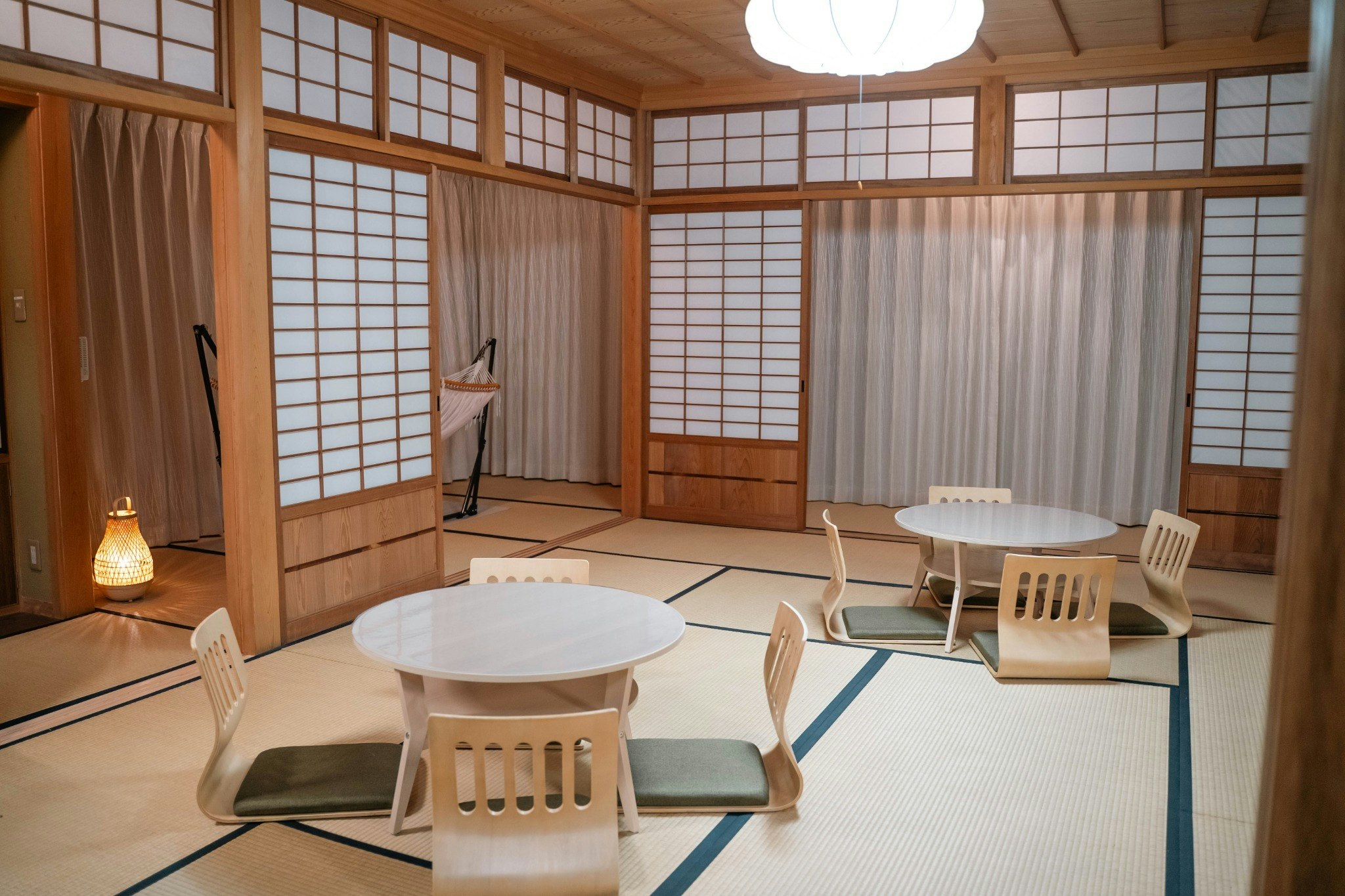 美しい日本庭園を望むゆったりとリラックスできる空間