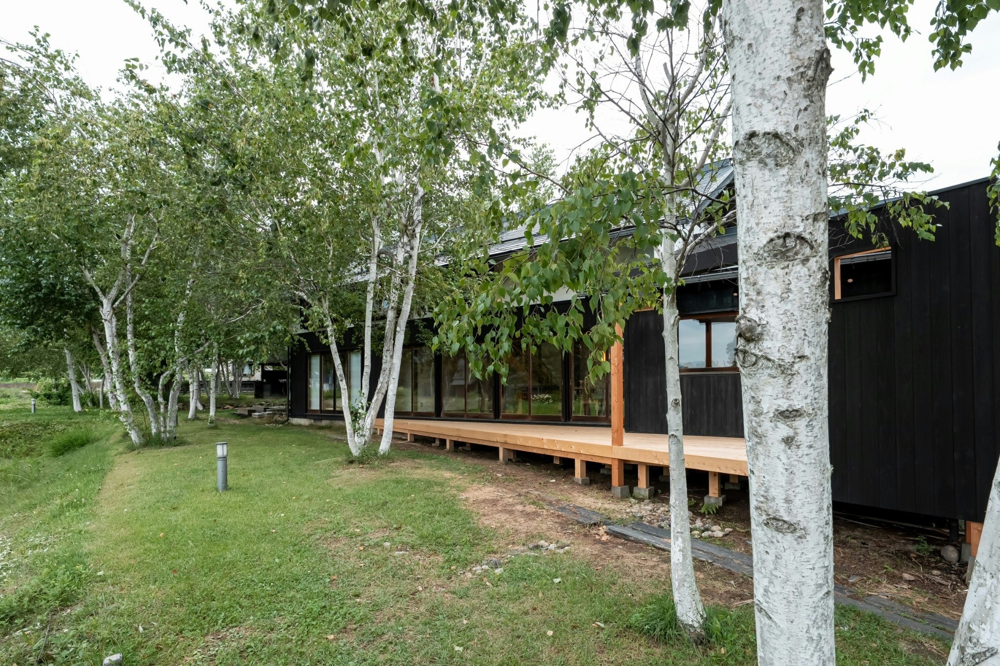 白樺に囲まれた邸宅で過ごす癒しの一棟貸し宿